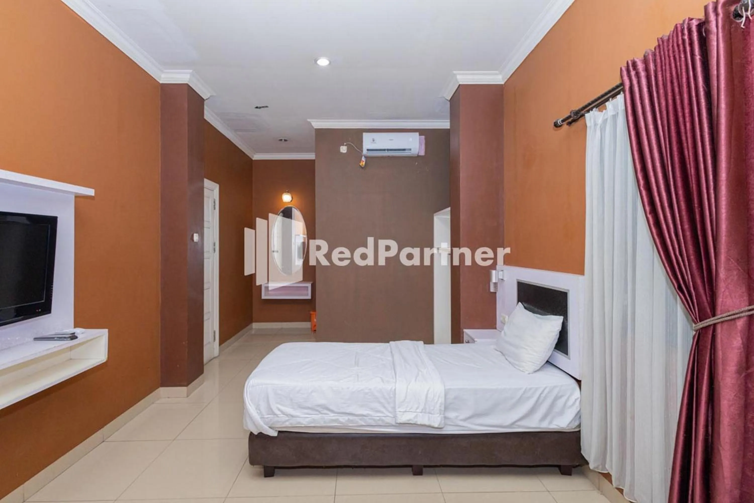 Bed in Star Hotel Jaksa Mitra RedDoorz