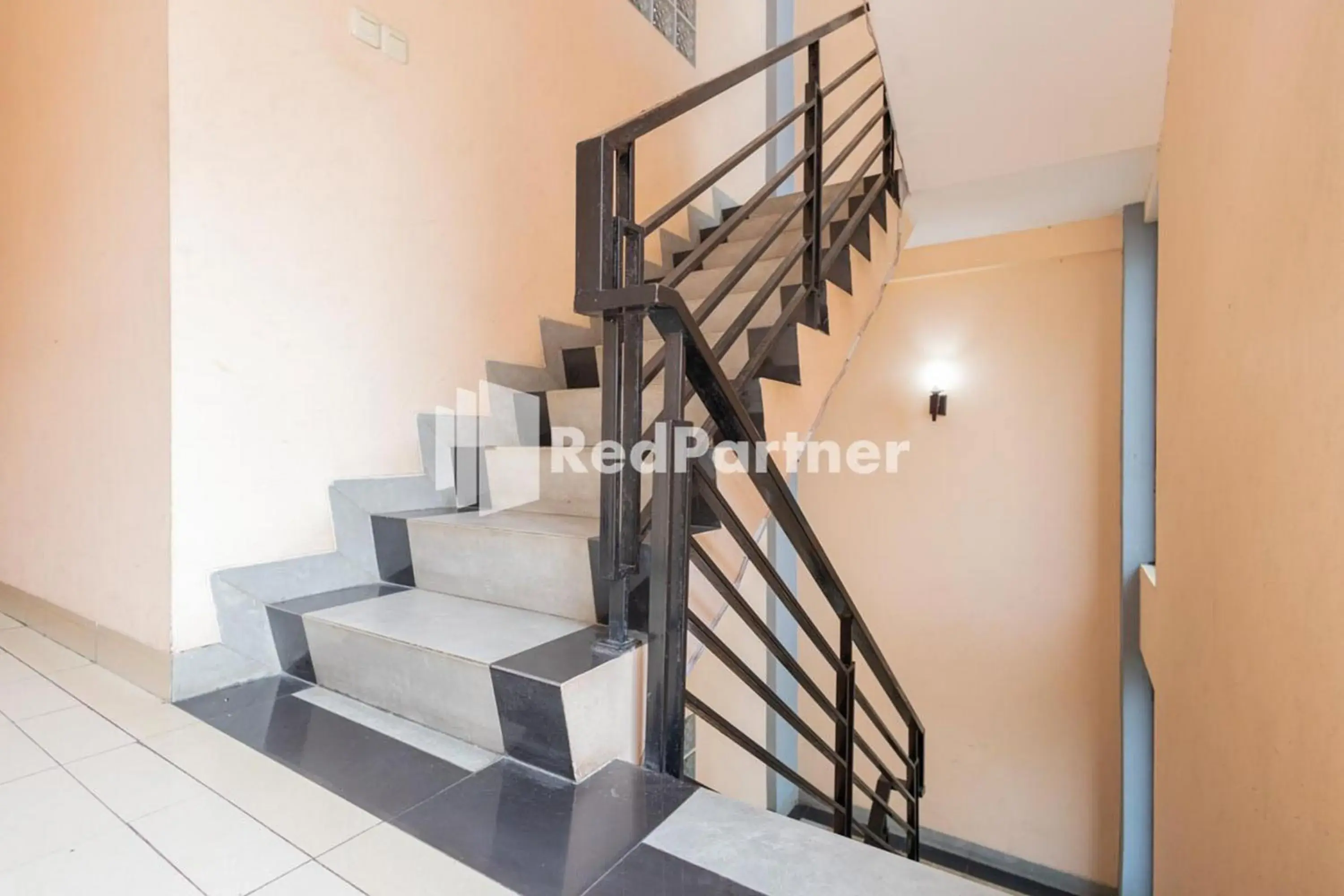 Property building in Star Hotel Jaksa Mitra RedDoorz Property building in Star Hotel Jaksa Mitra RedDoorz