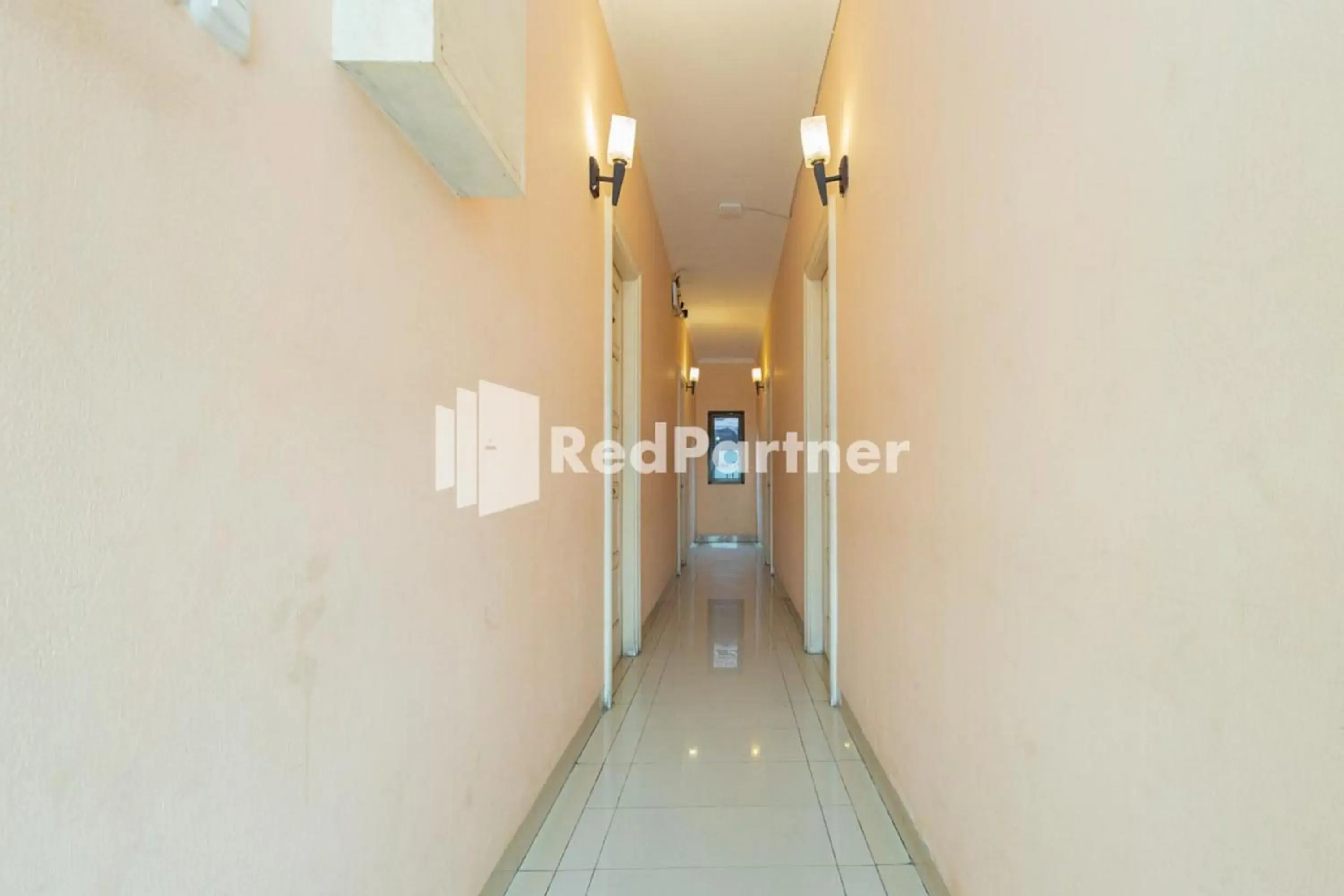 Property building in Star Hotel Jaksa Mitra RedDoorz Property building in Star Hotel Jaksa Mitra RedDoorz