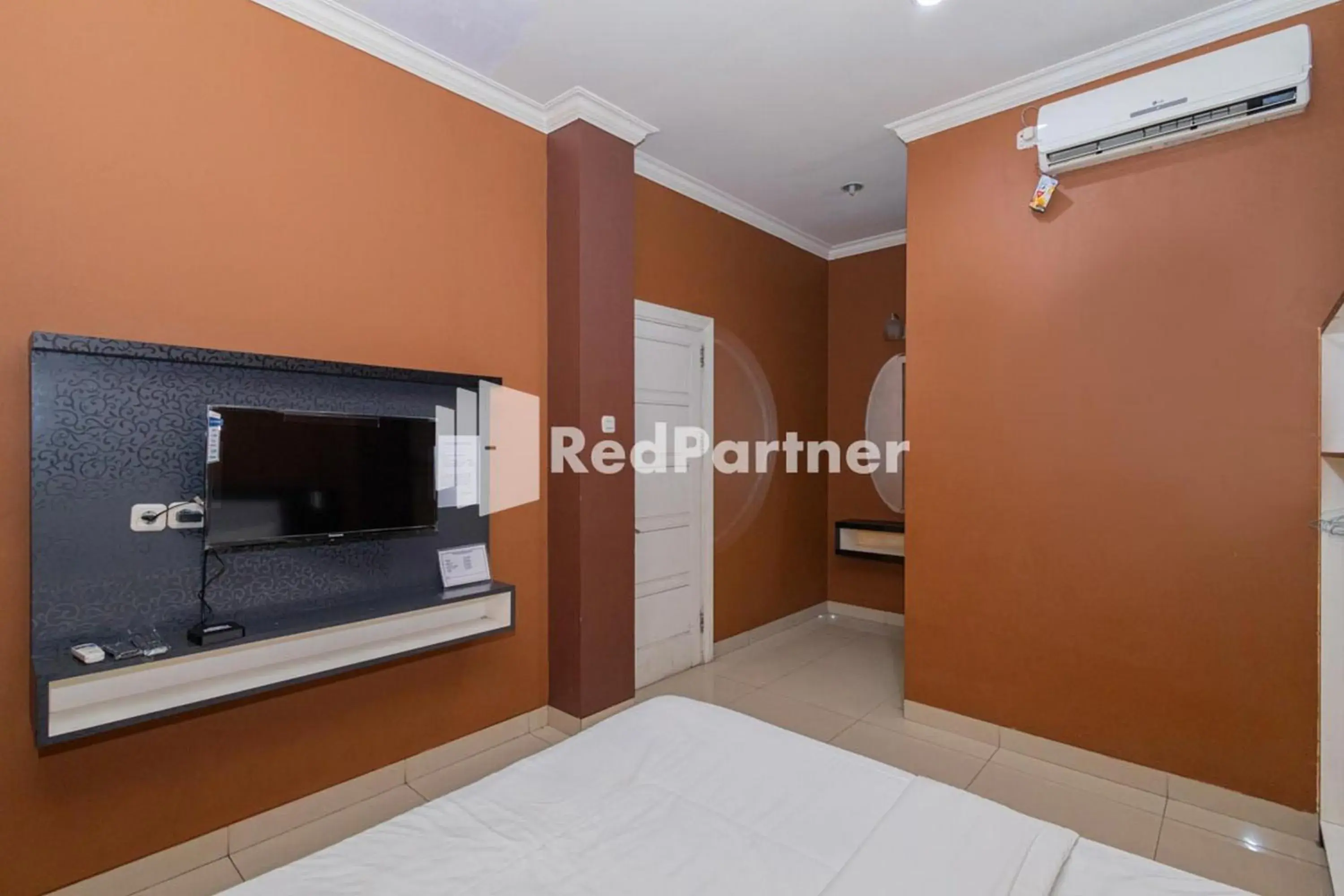 Bed in Star Hotel Jaksa Mitra RedDoorz Bed in Star Hotel Jaksa Mitra RedDoorz