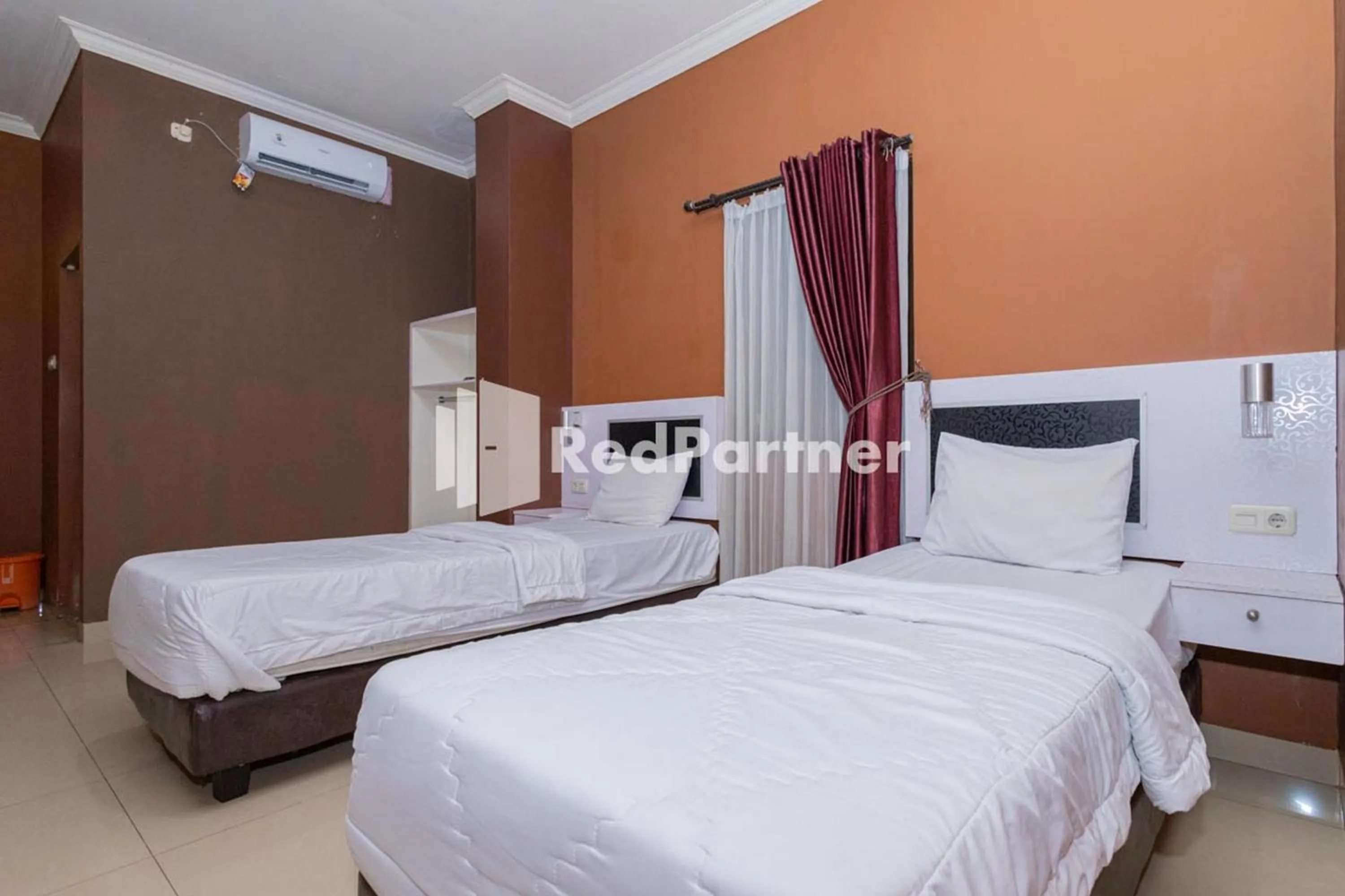 Bed in Star Hotel Jaksa Mitra RedDoorz