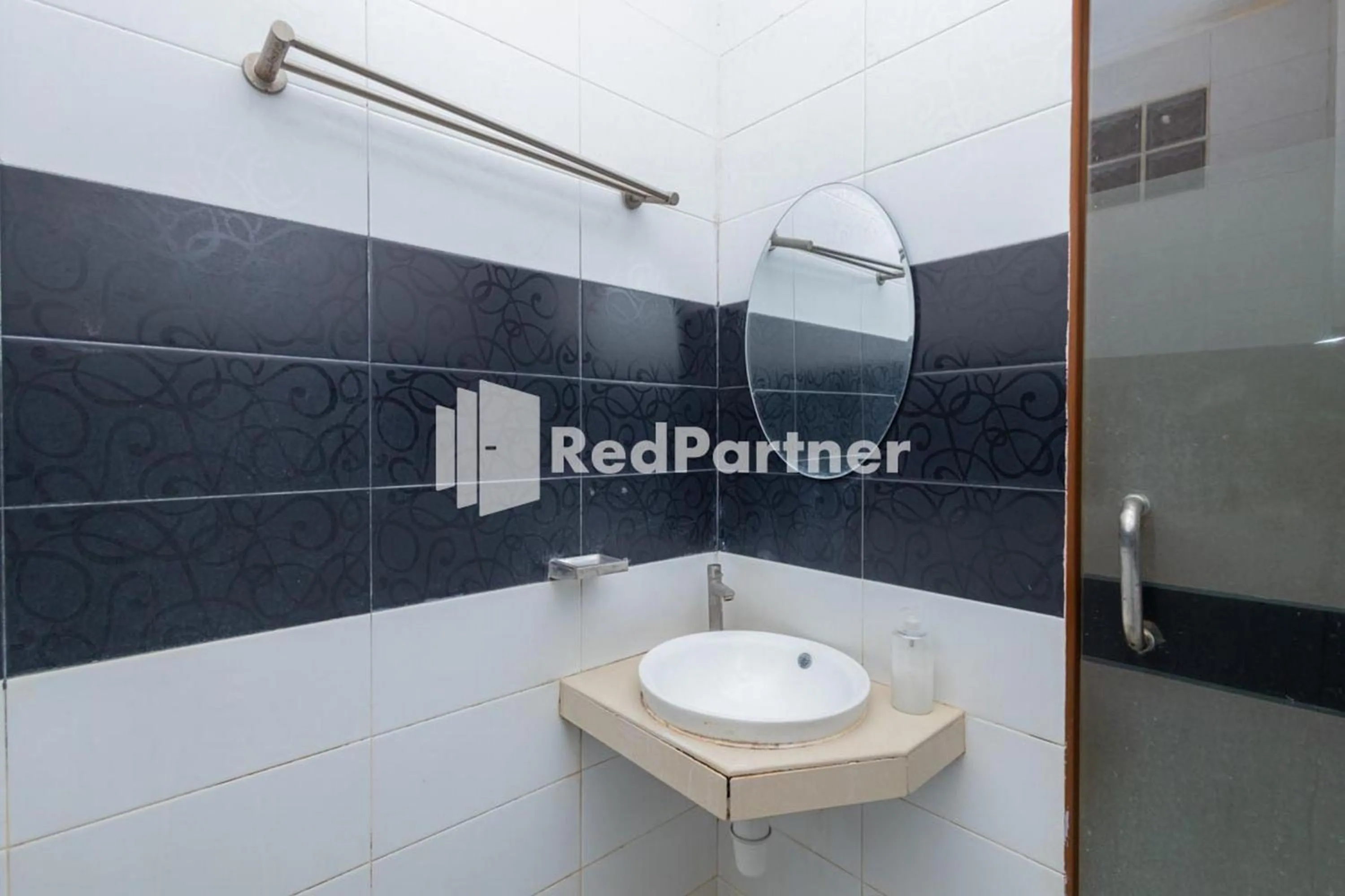 Bathroom in Star Hotel Jaksa Mitra RedDoorz