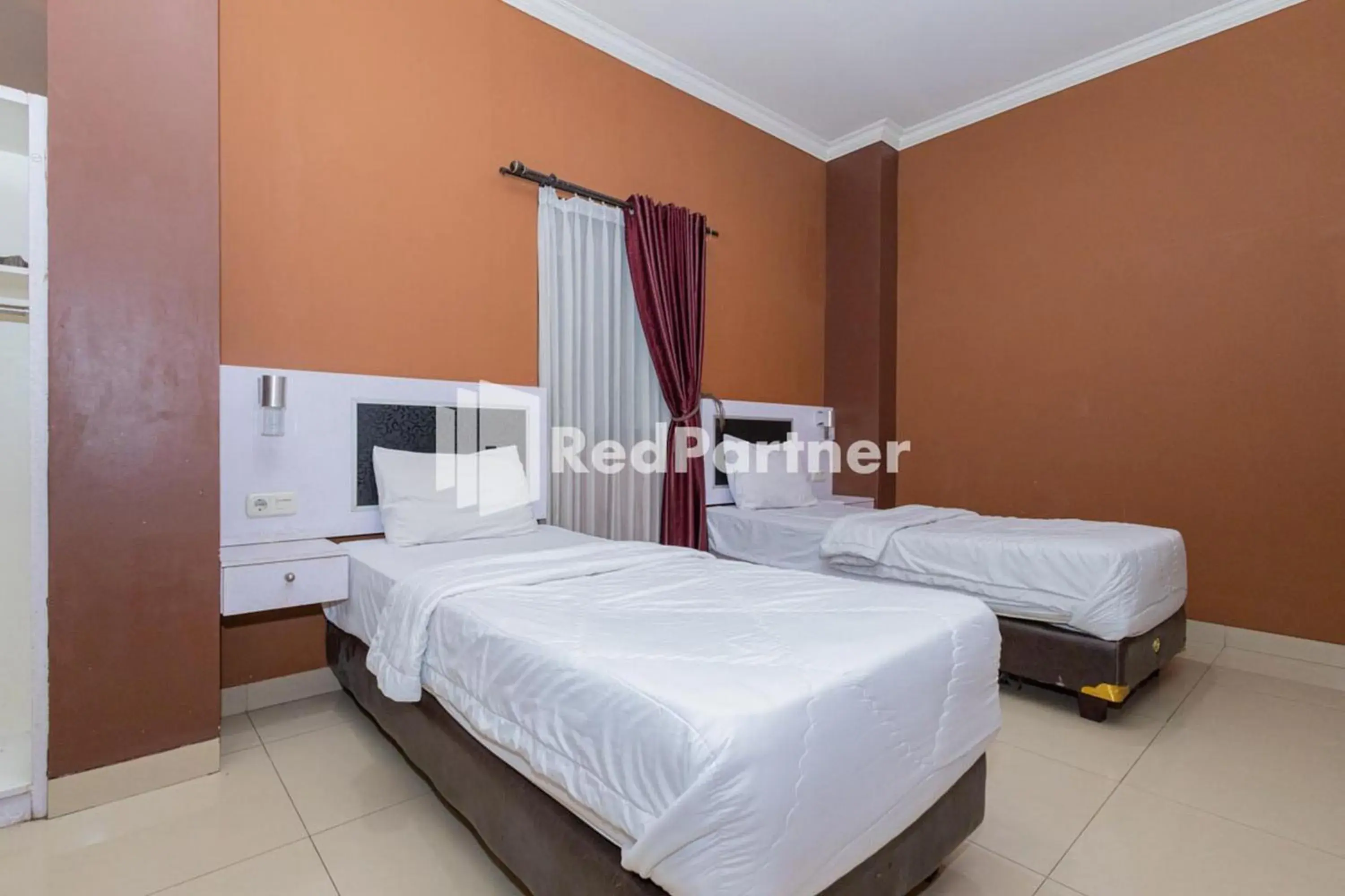 Bed in Star Hotel Jaksa Mitra RedDoorz Bed in Star Hotel Jaksa Mitra RedDoorz