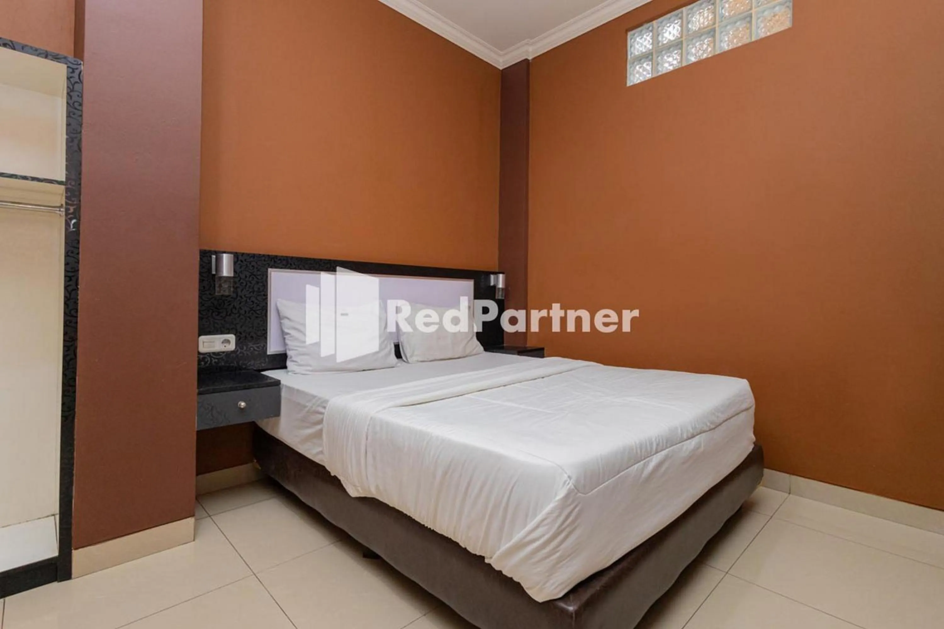 Bed in Star Hotel Jaksa Mitra RedDoorz