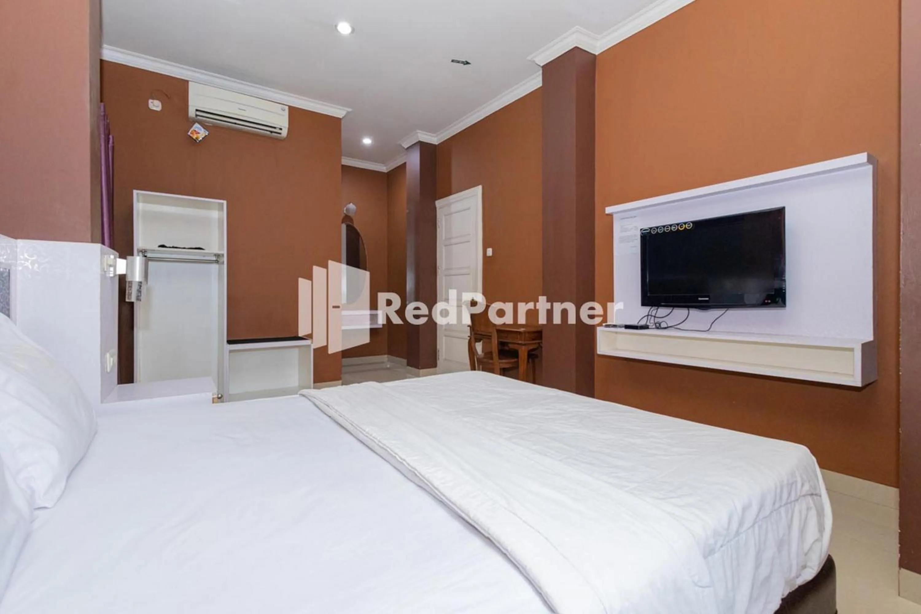 Bed in Star Hotel Jaksa Mitra RedDoorz