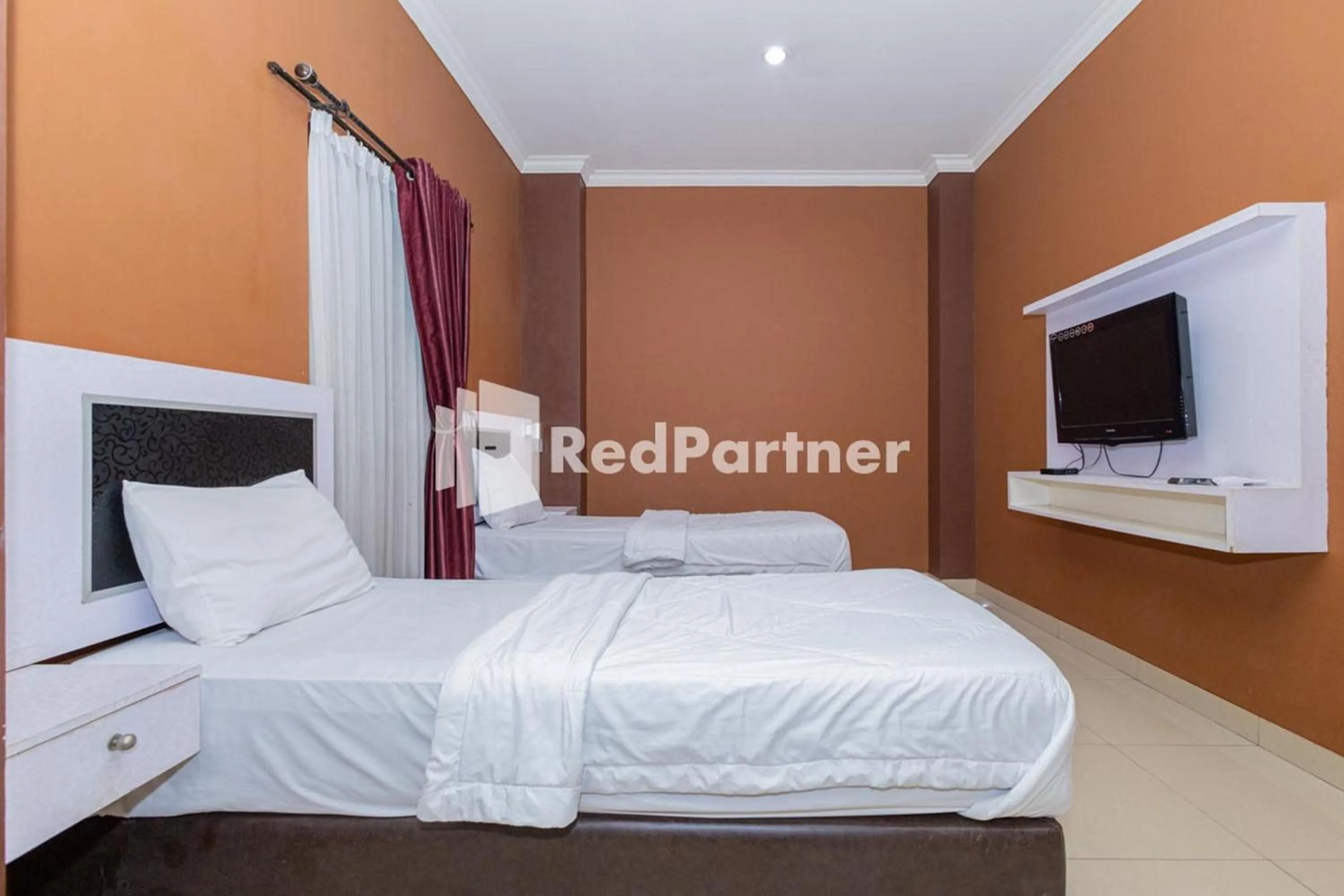 Bed in Star Hotel Jaksa Mitra RedDoorz