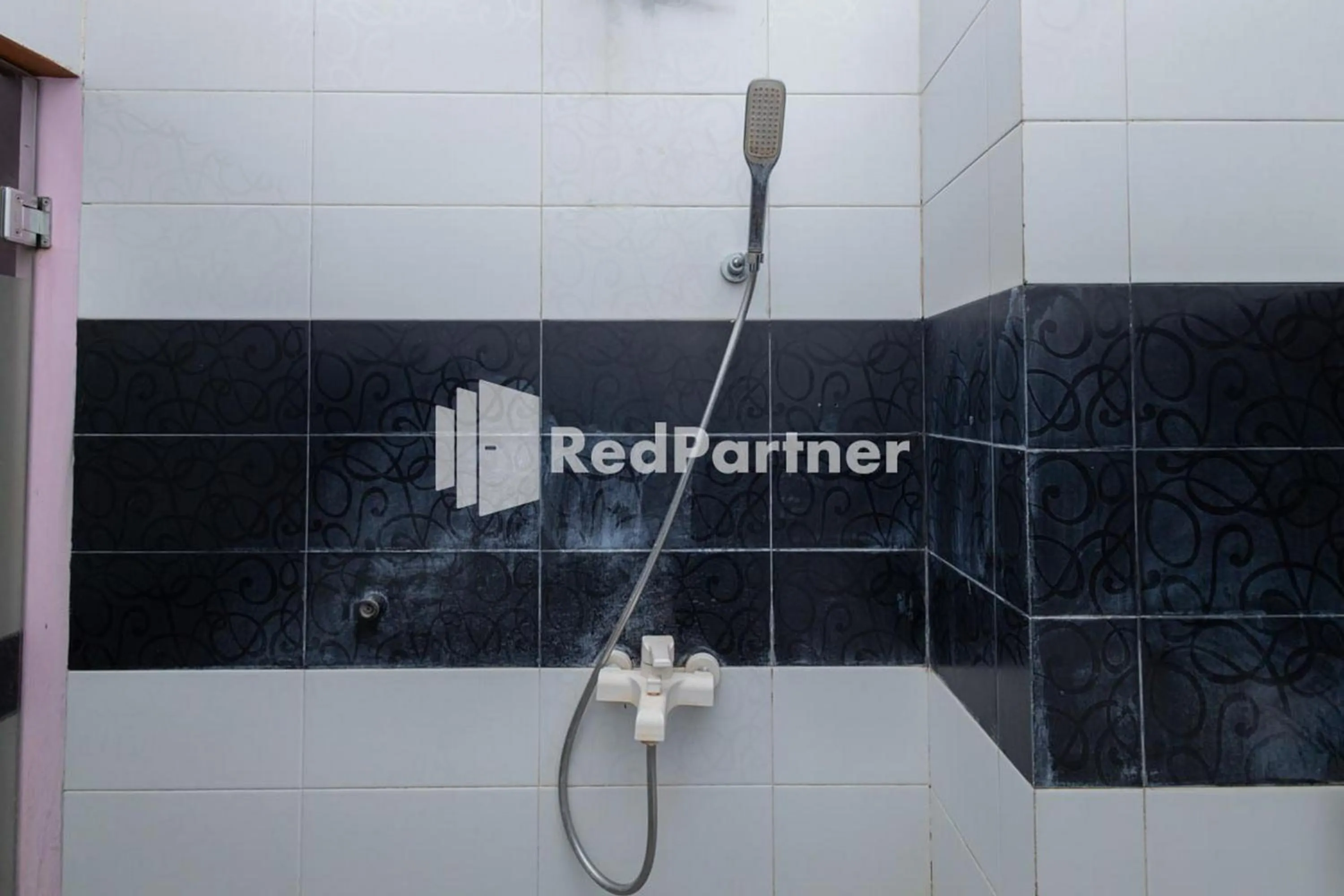 Bathroom in Star Hotel Jaksa Mitra RedDoorz