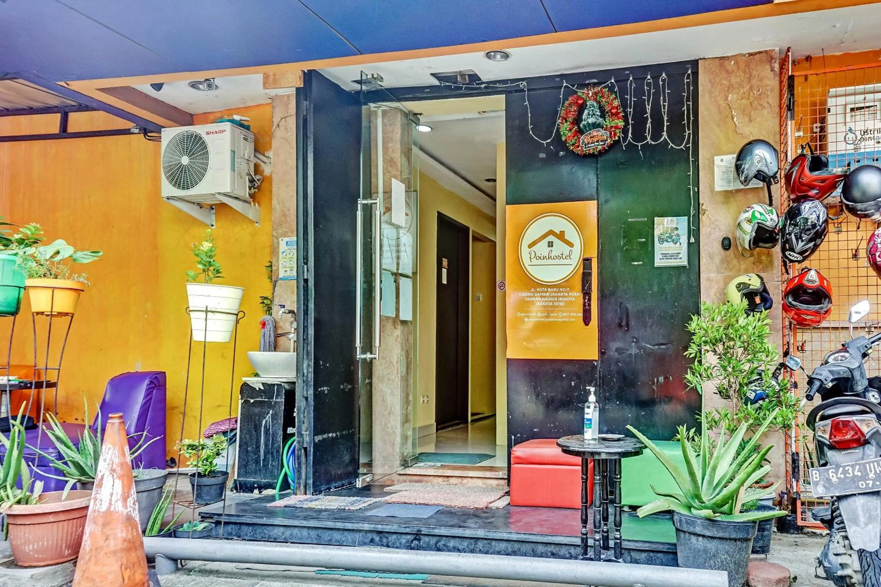 Facade/entrance in Hotel O Point Hostel