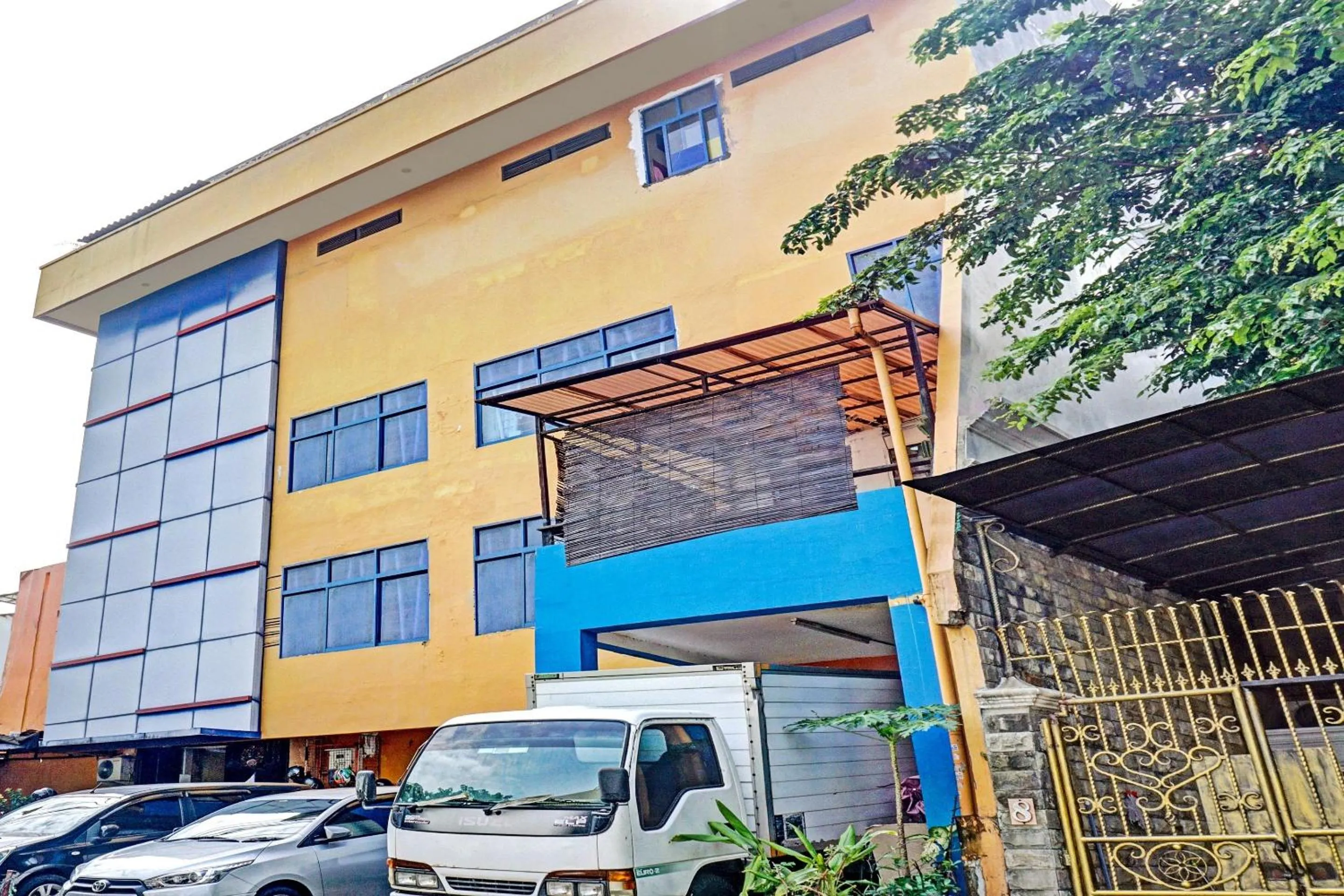 Facade/entrance in Hotel O Point Hostel