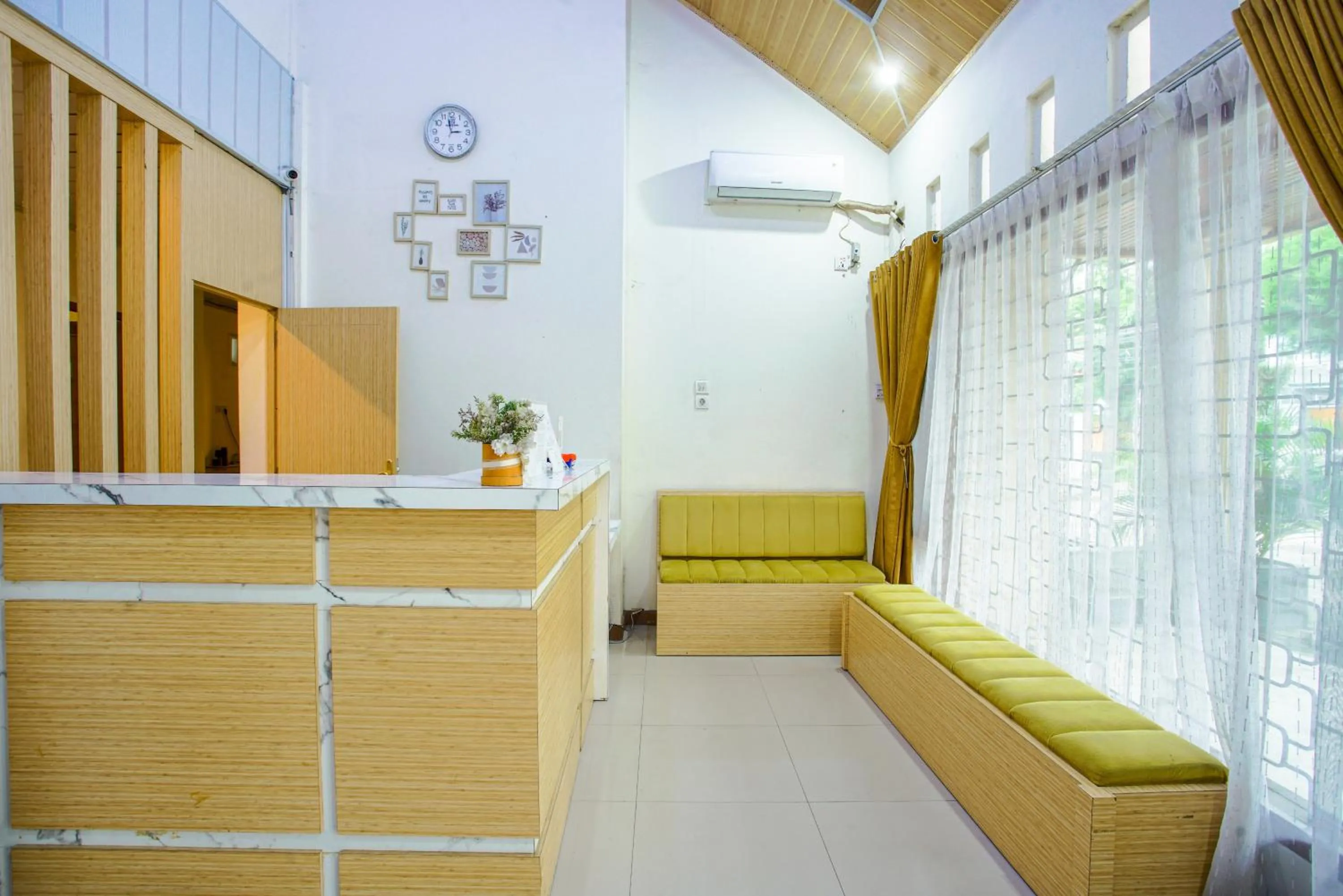 Lobby or reception in Capital O 90643 Suri Guest House Syariah