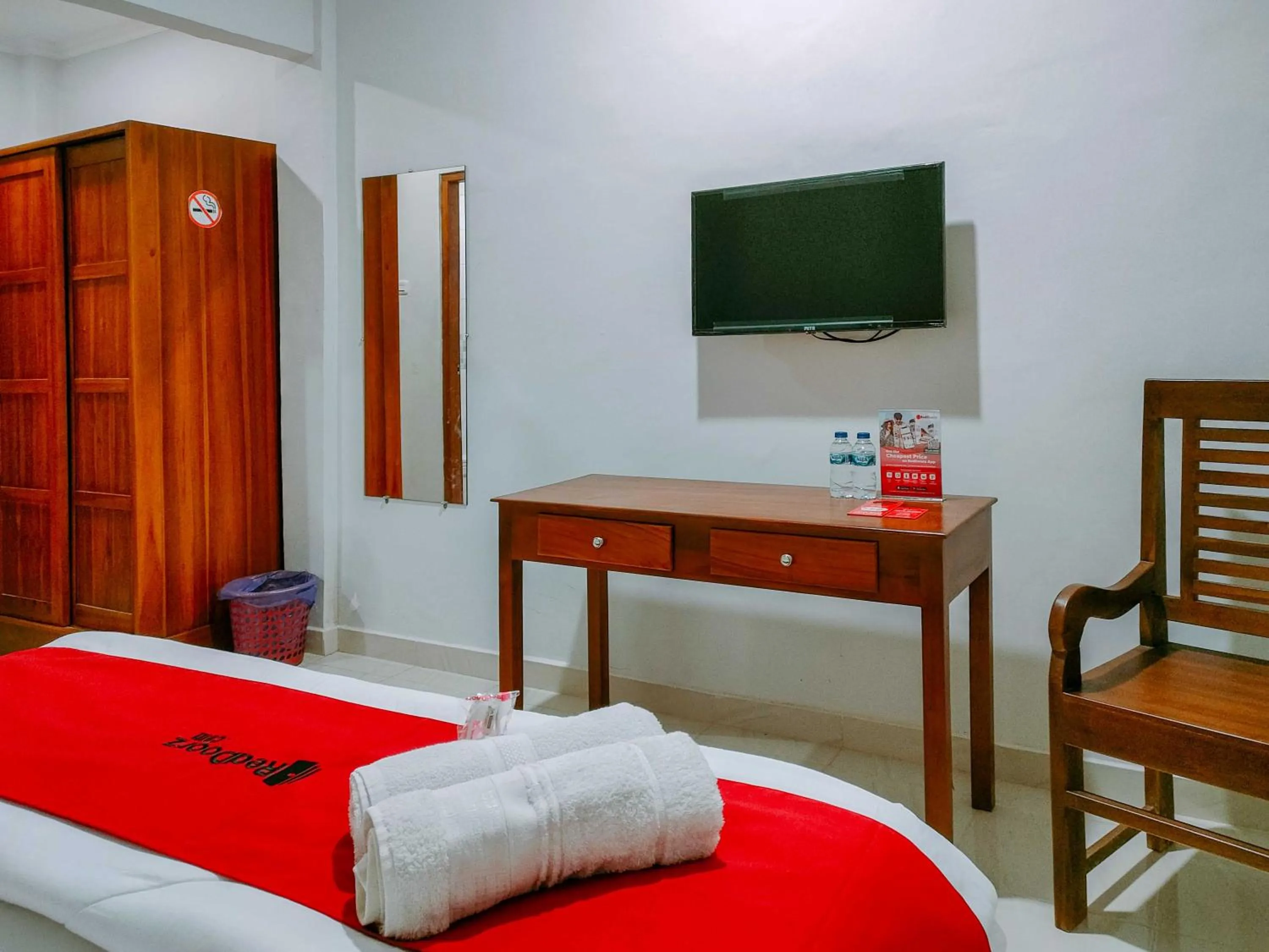Bed in RedDoorz at Omah Candi Sari near Airport YIA