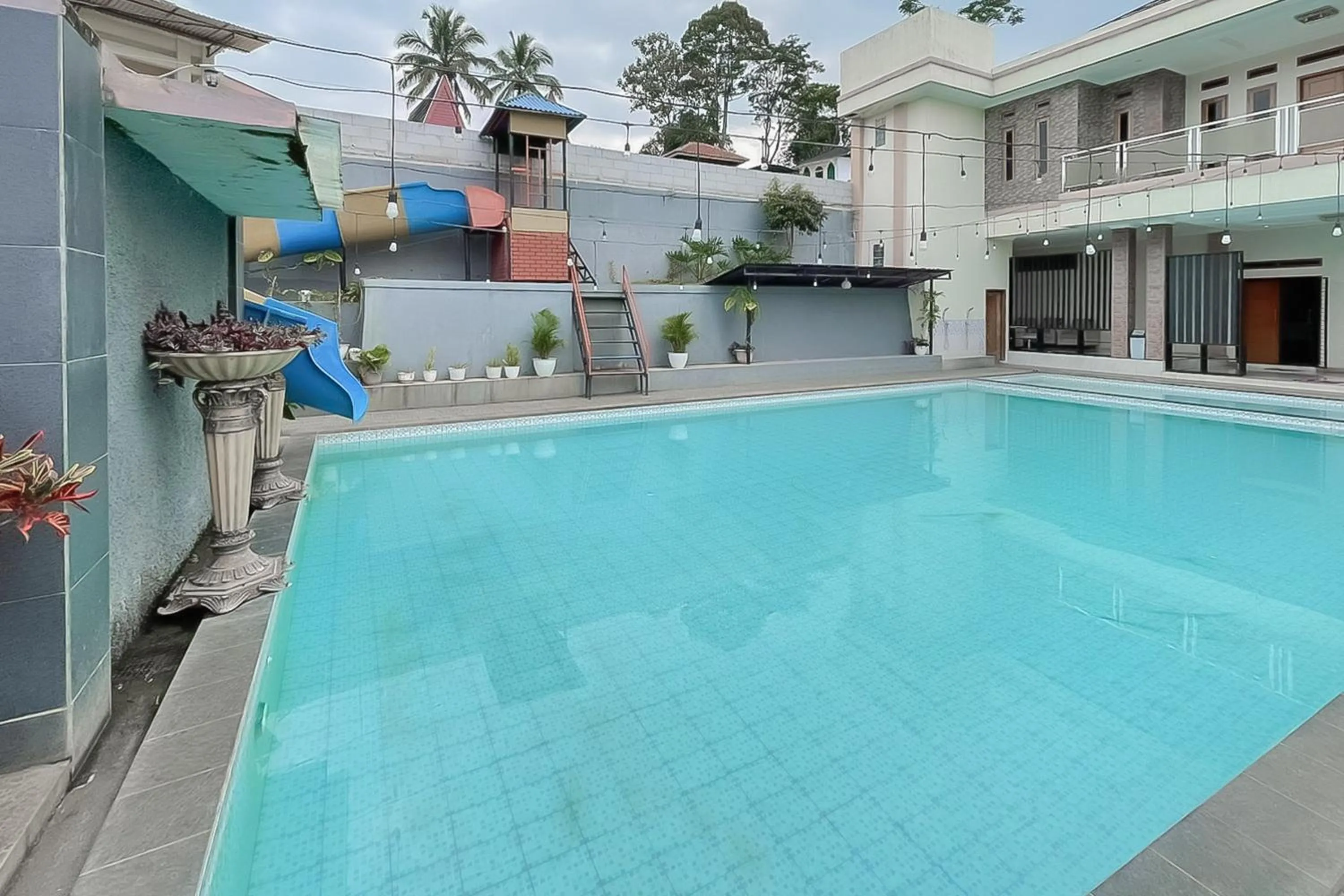 Swimming pool in RedDoorz Resort Syariah At Rancakalong Sumedang