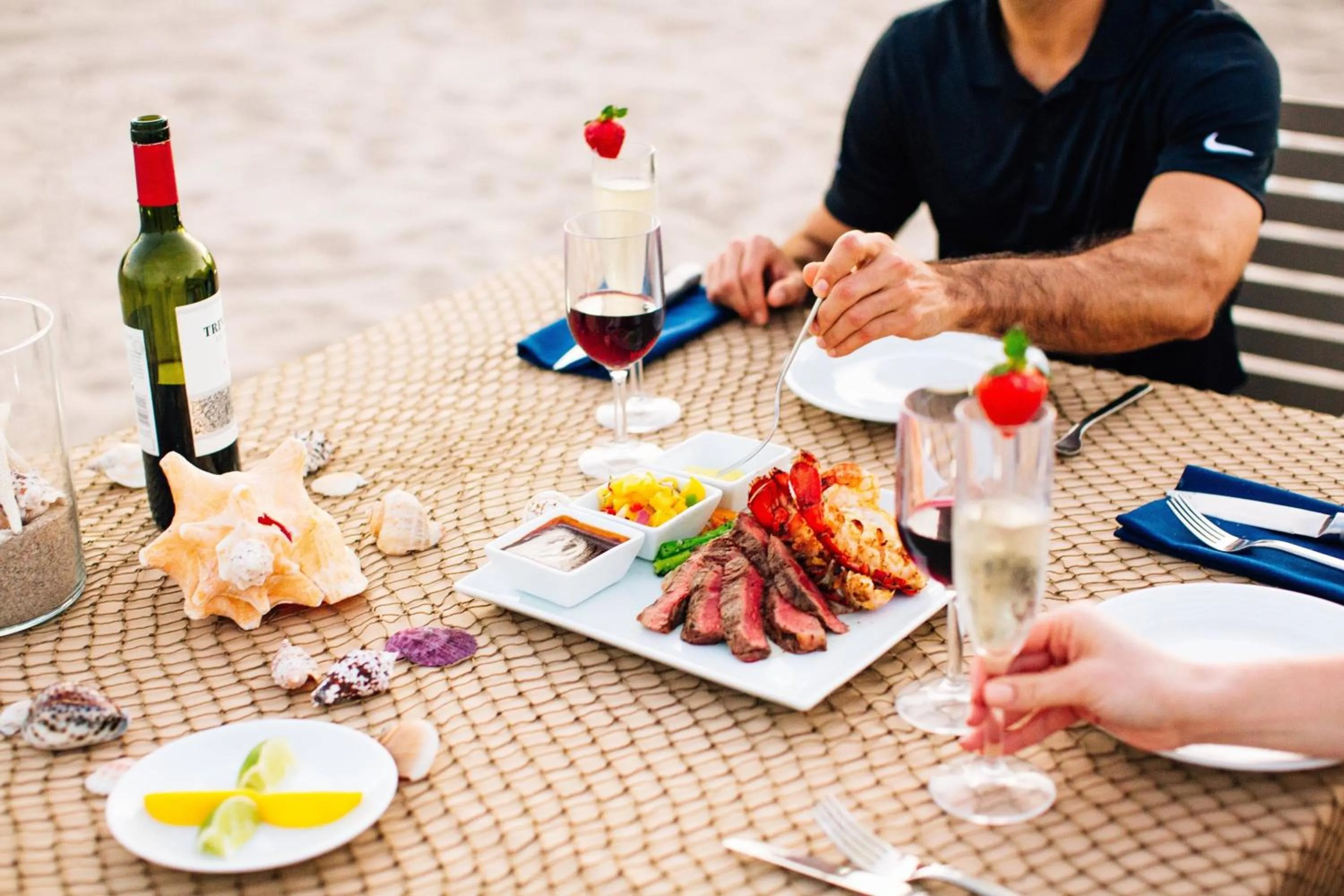 Lounge or bar in Fort Lauderdale Marriott Harbor Beach Resort & Spa