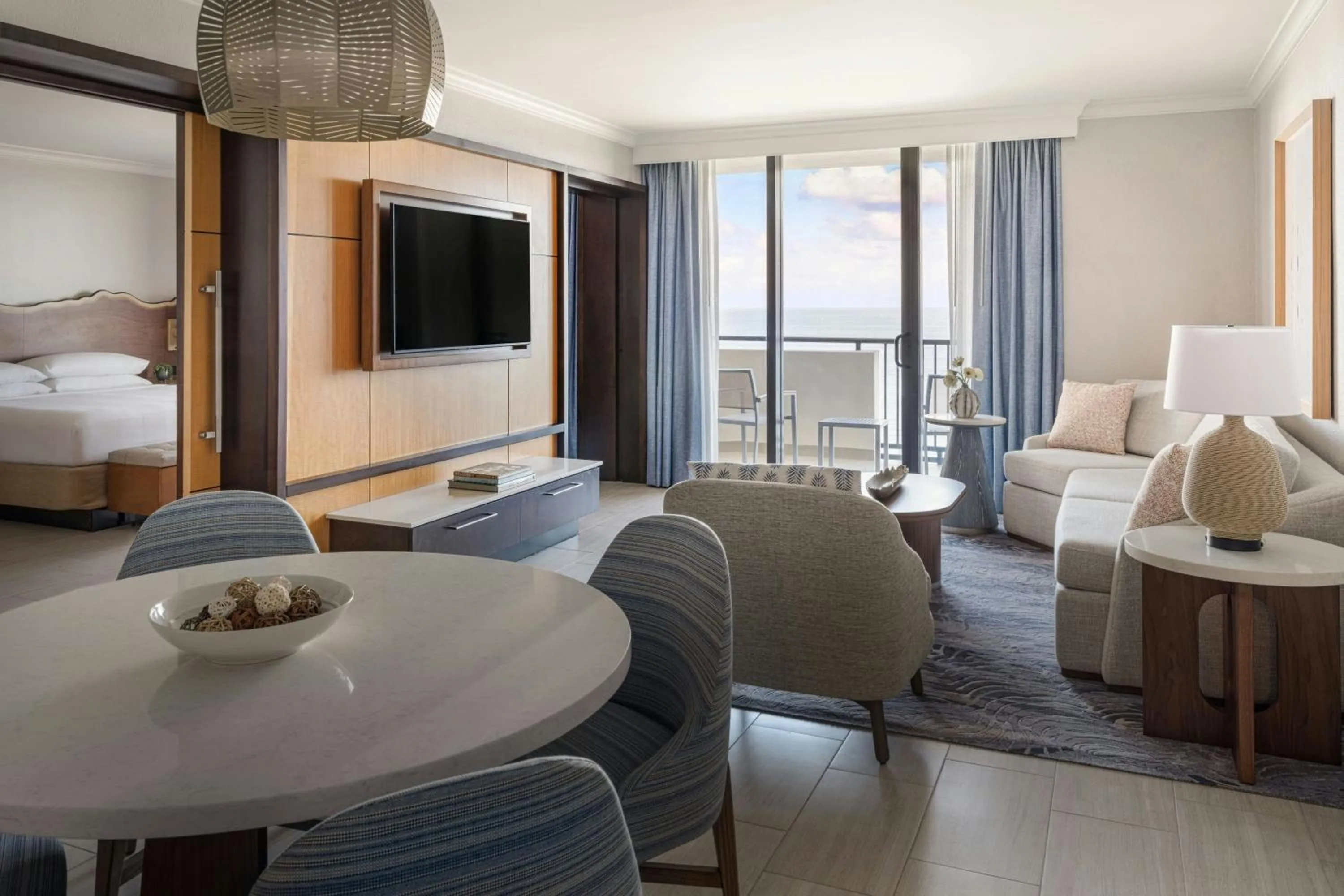 Living room, Bed in Fort Lauderdale Marriott Harbor Beach Resort & Spa