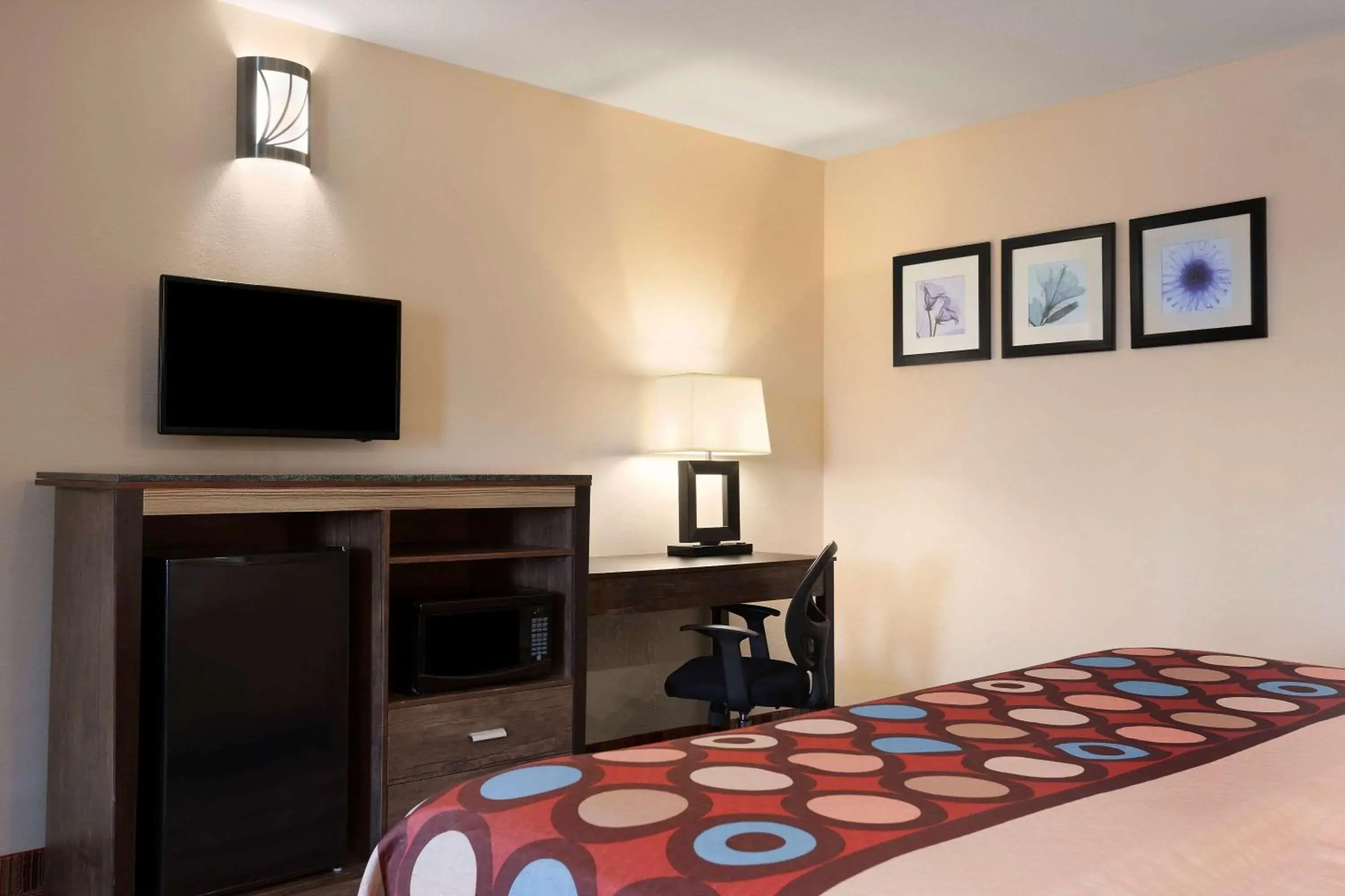 On site, Bed in Super 8 by Wyndham Rahway/Newark On site, Bed in Super 8 by Wyndham Rahway/Newark