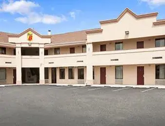 Facade/entrance in Super 8 by Wyndham Rahway/Newark Facade/entrance in Super 8 by Wyndham Rahway/Newark