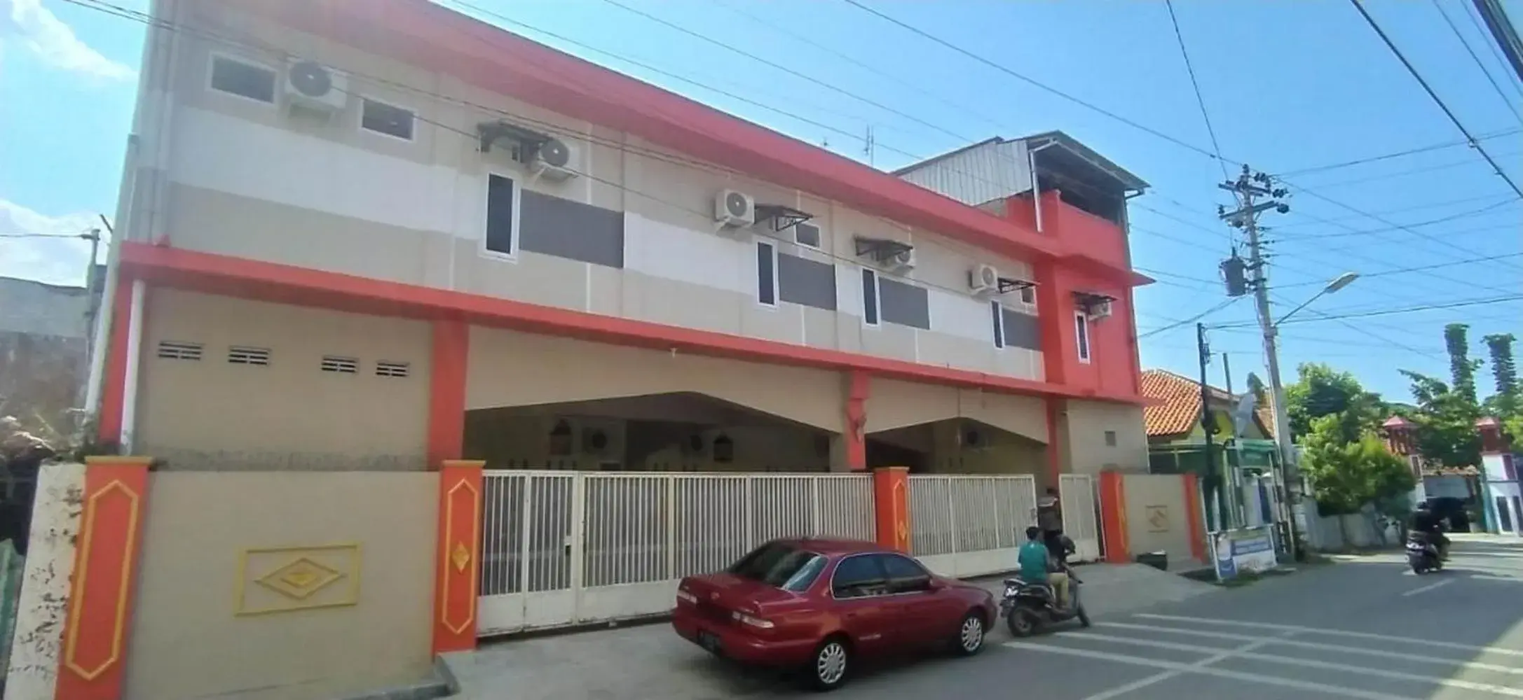 Property building in RedDoorz Syariah near Transmart Tegal Property building in RedDoorz Syariah near Transmart Tegal