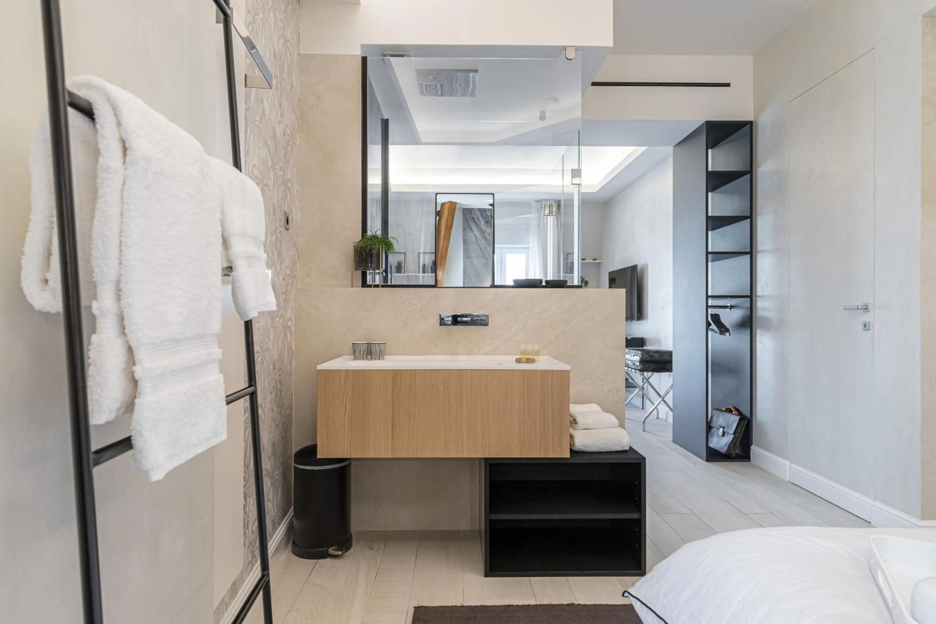 Bathroom, Bed in Le Dortoir Boutique Suites