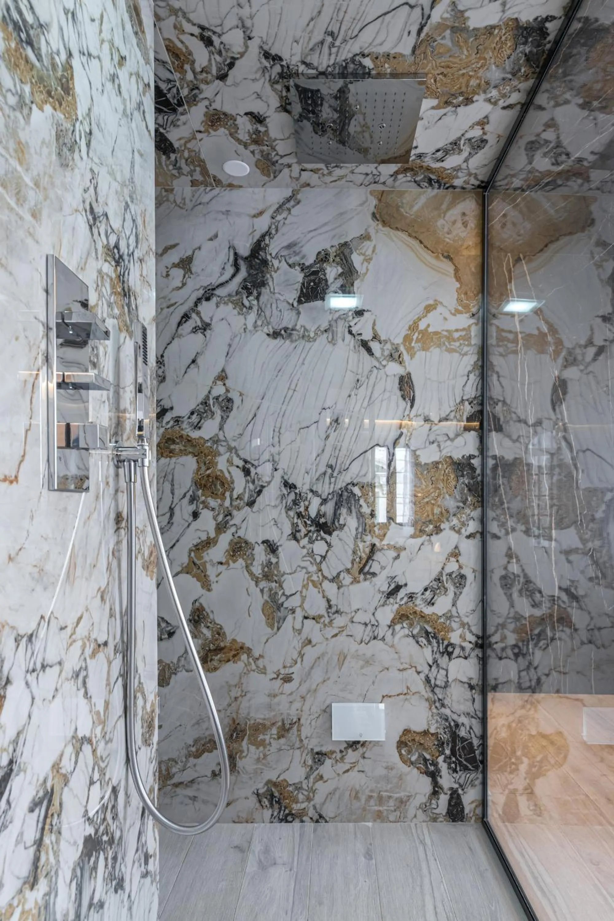 Shower in Le Dortoir Boutique Suites