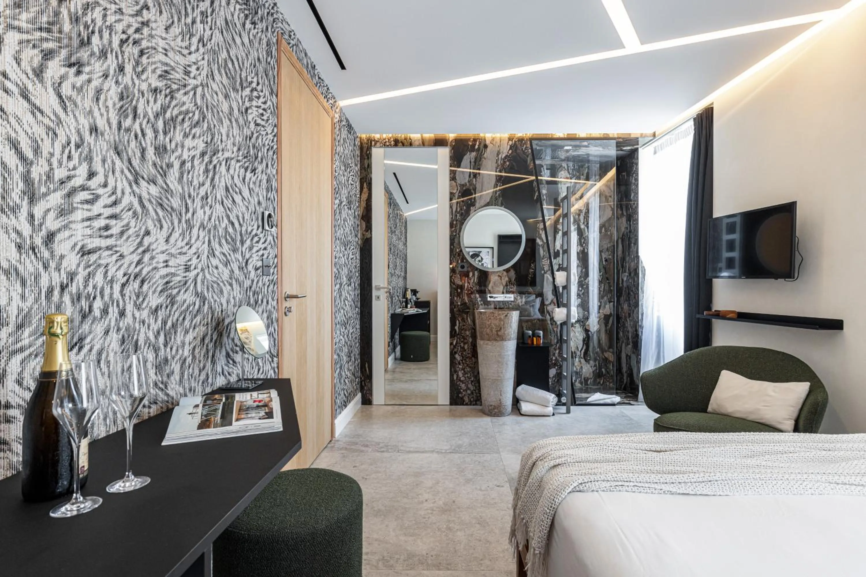 Photo of the whole room, Bed in Le Dortoir Boutique Suites