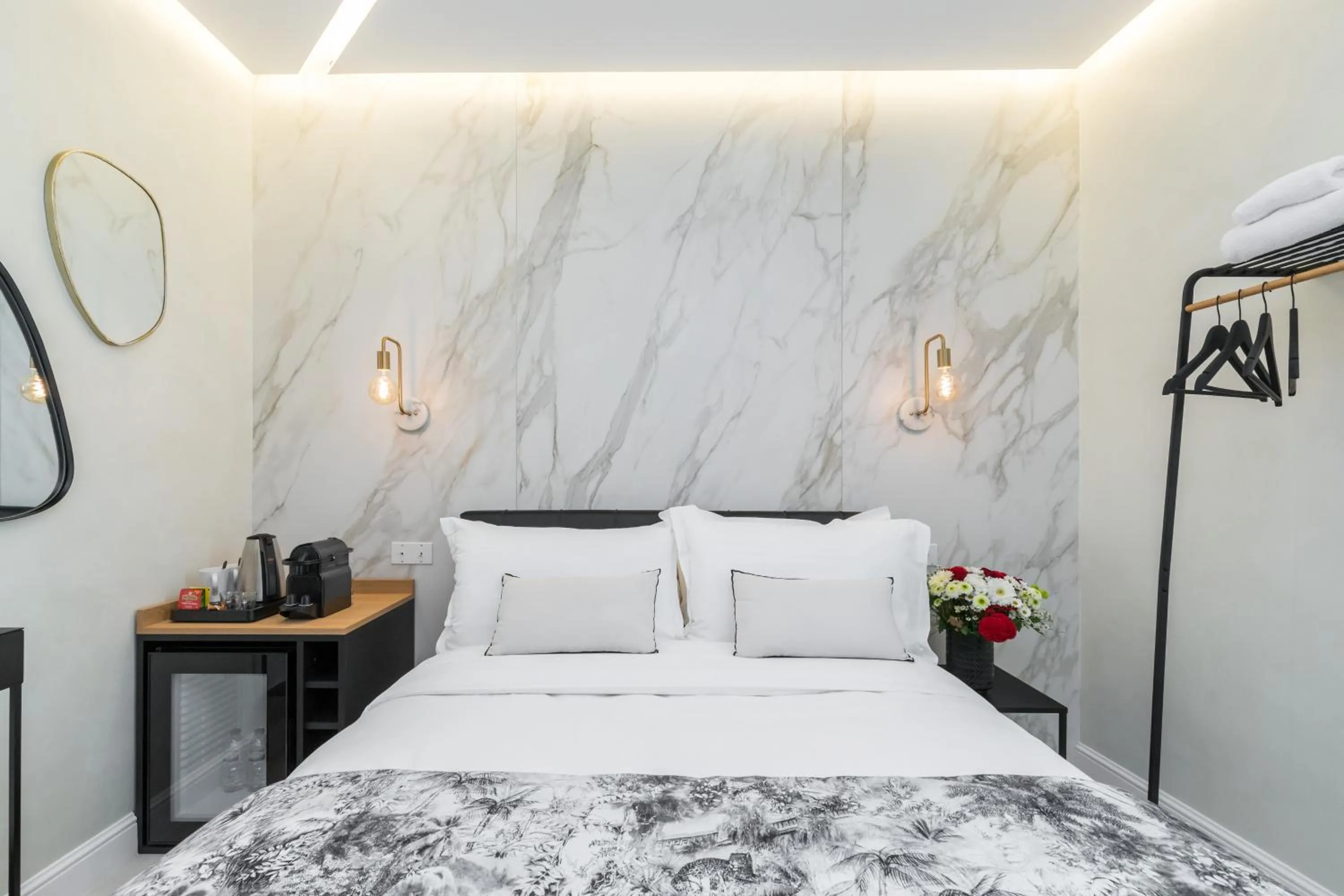 Photo of the whole room, Bed in Le Dortoir Boutique Suites