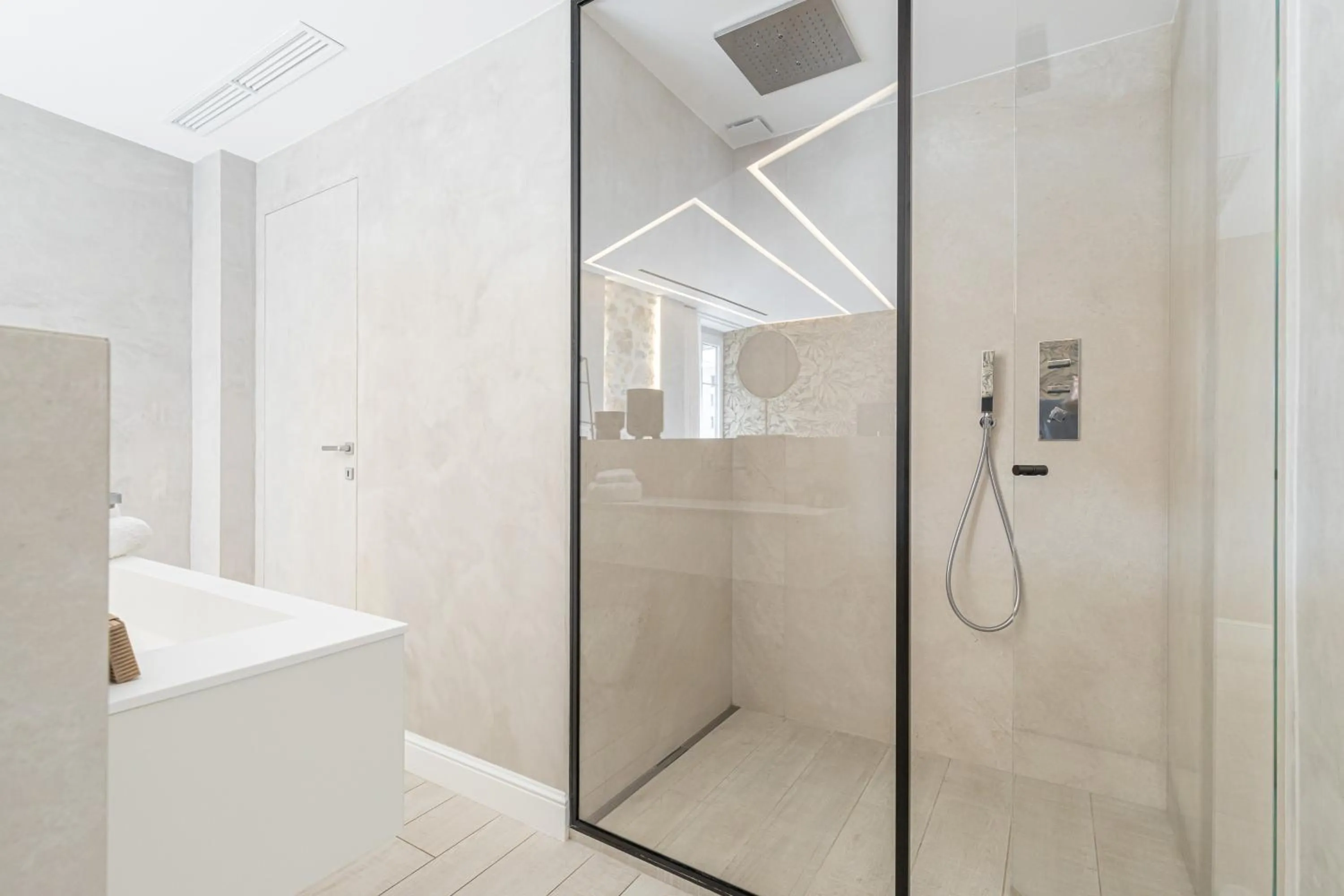 Shower in Le Dortoir Boutique Suites