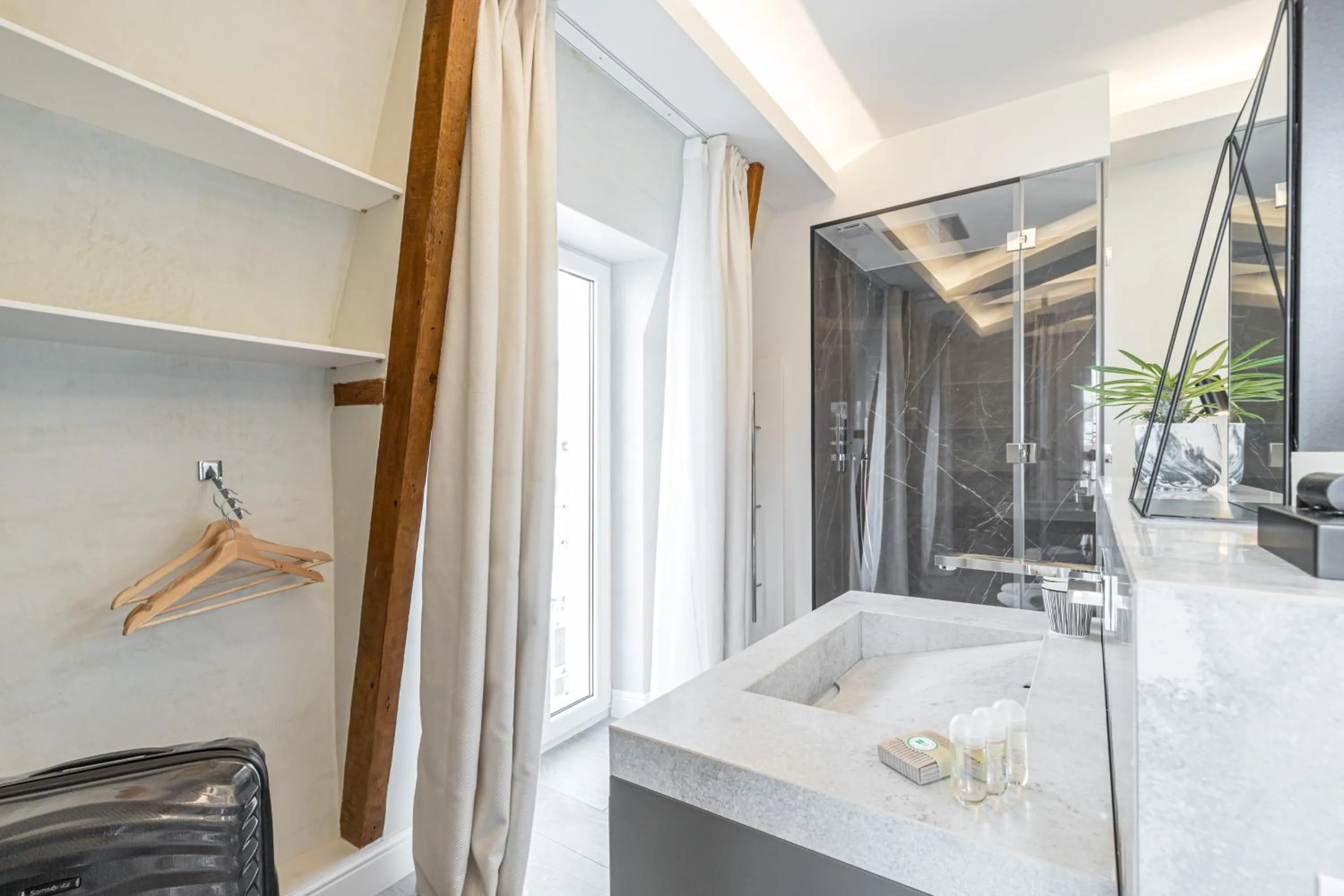 Bathroom, Bed in Le Dortoir Boutique Suites