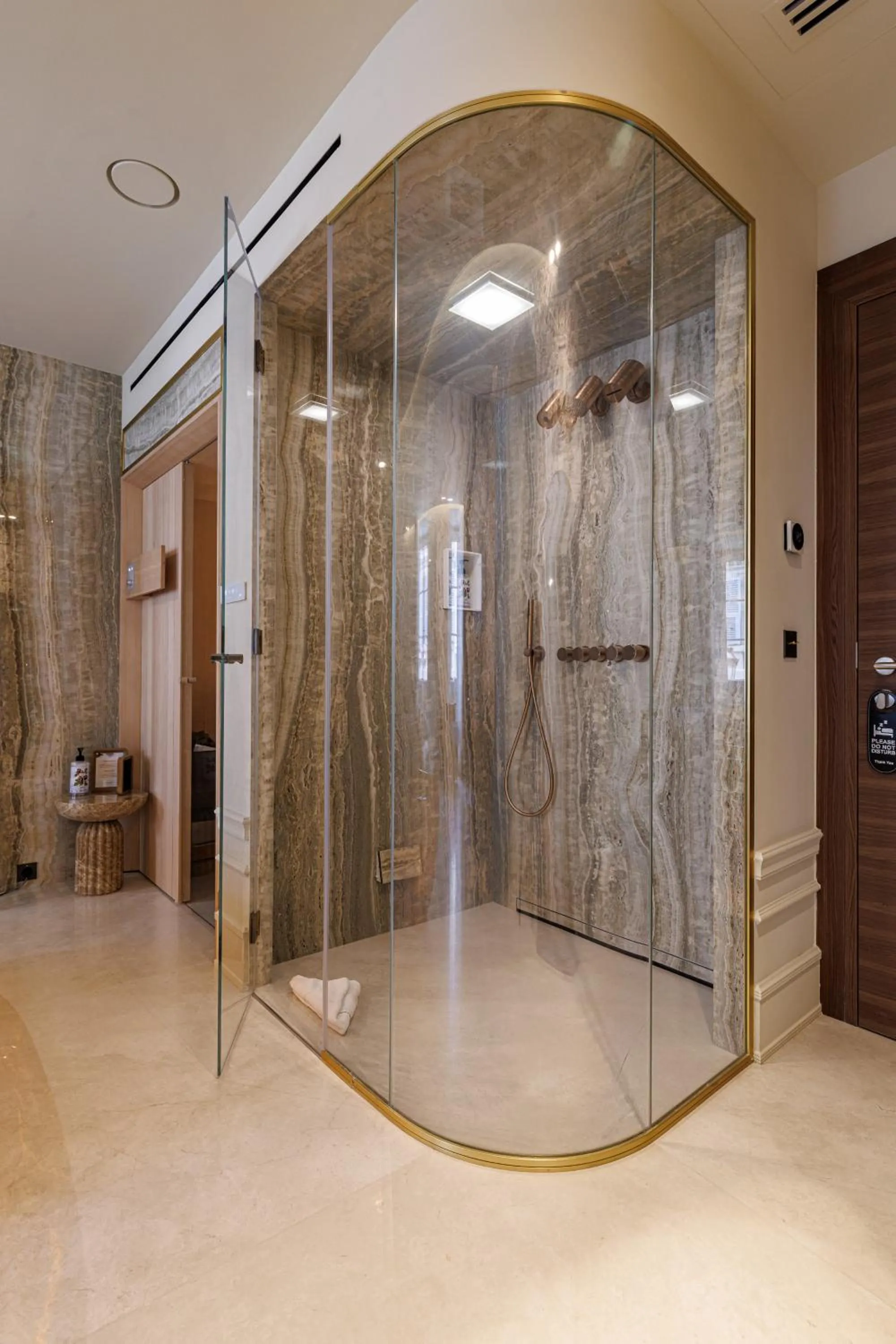 Shower in Le Dortoir Boutique Suites