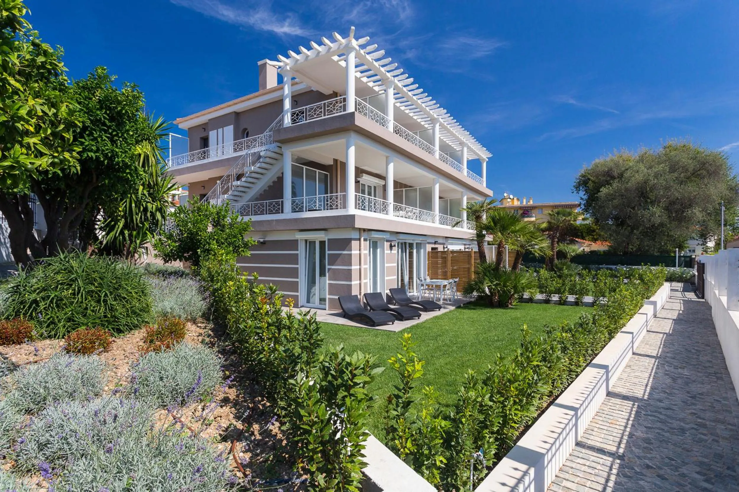 Facade/entrance in Villa Velvet