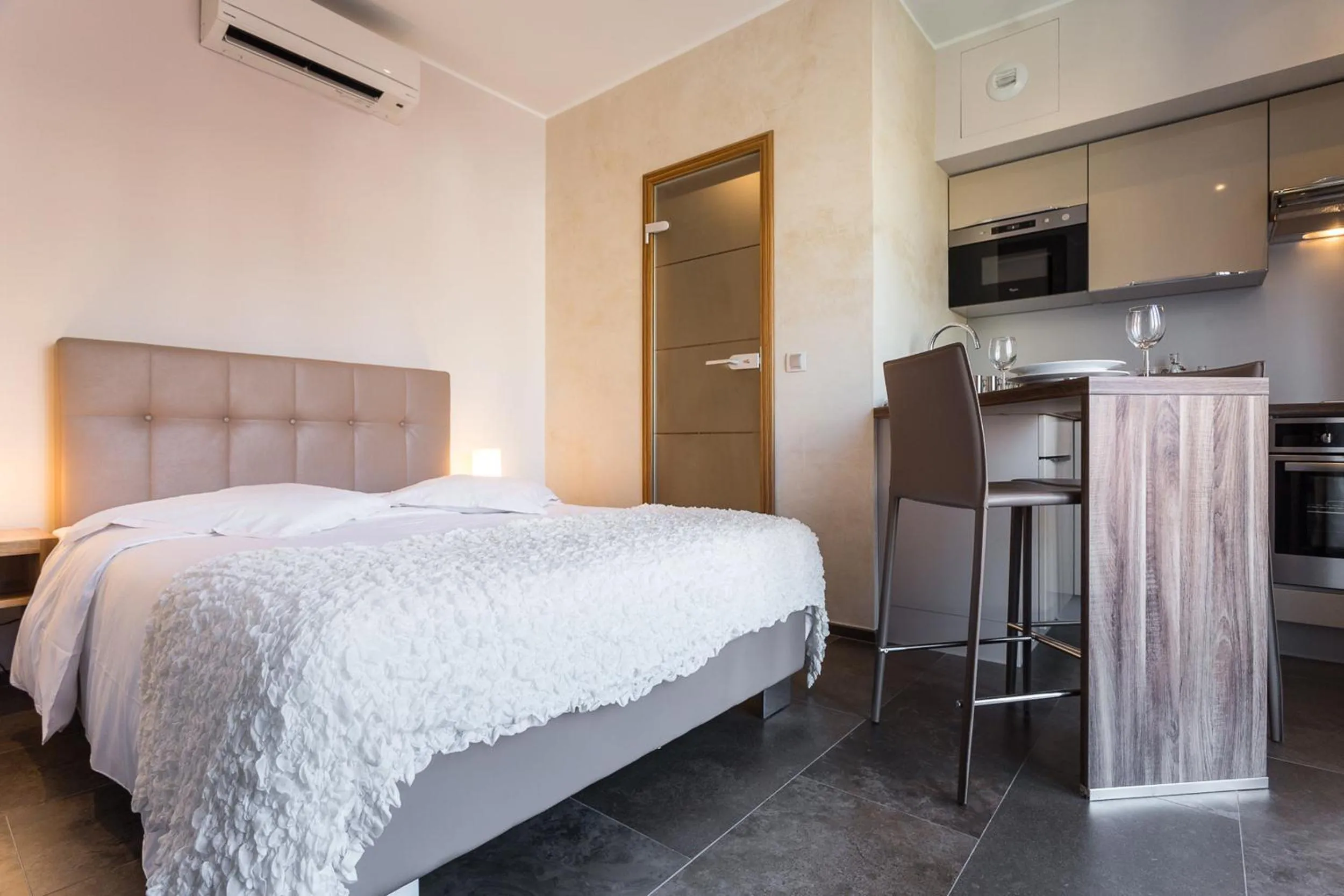 Kitchen or kitchenette, Bed in Villa Velvet