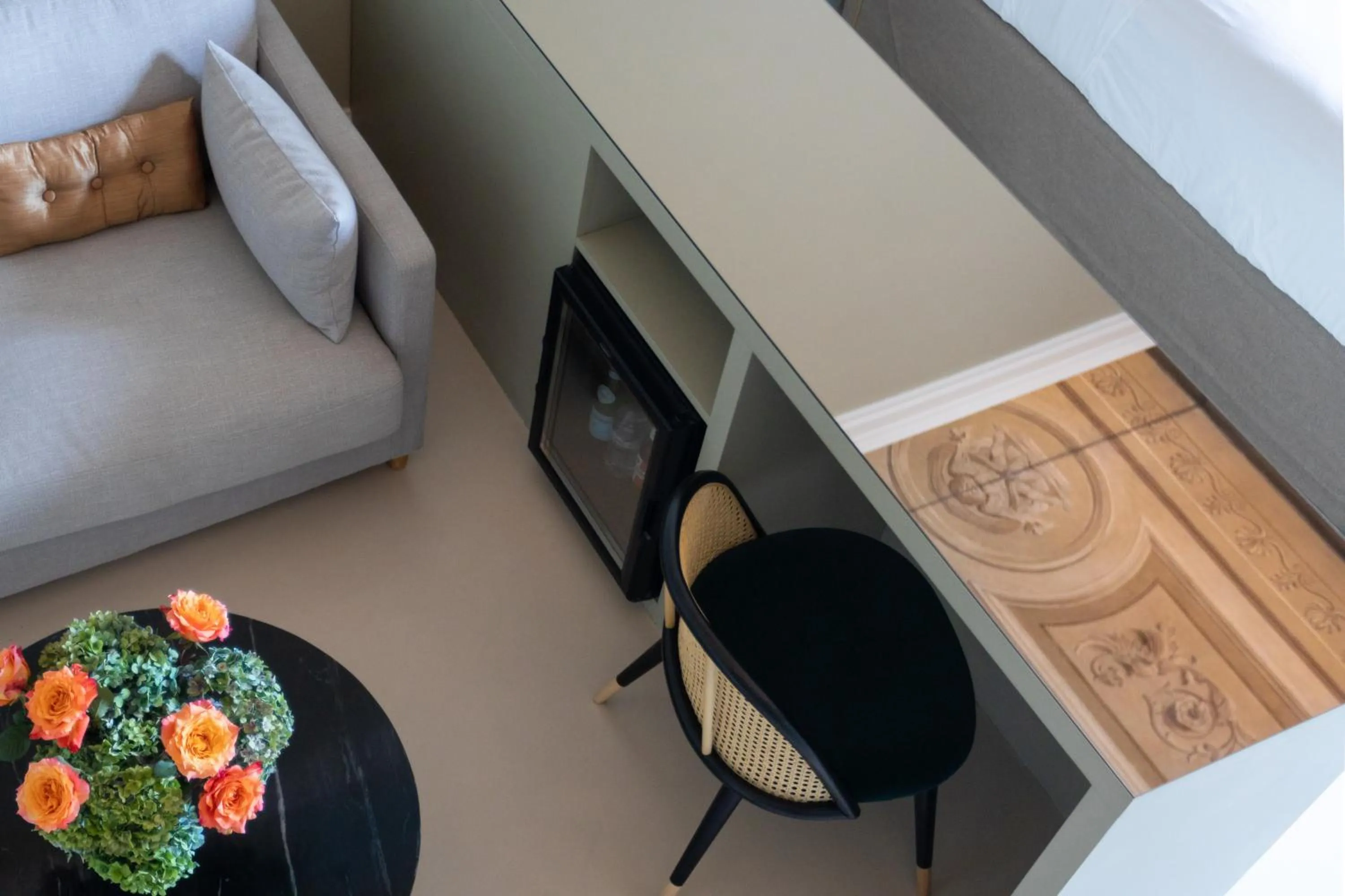 Communal lounge/ TV room in Domus 21 Luxury Suites