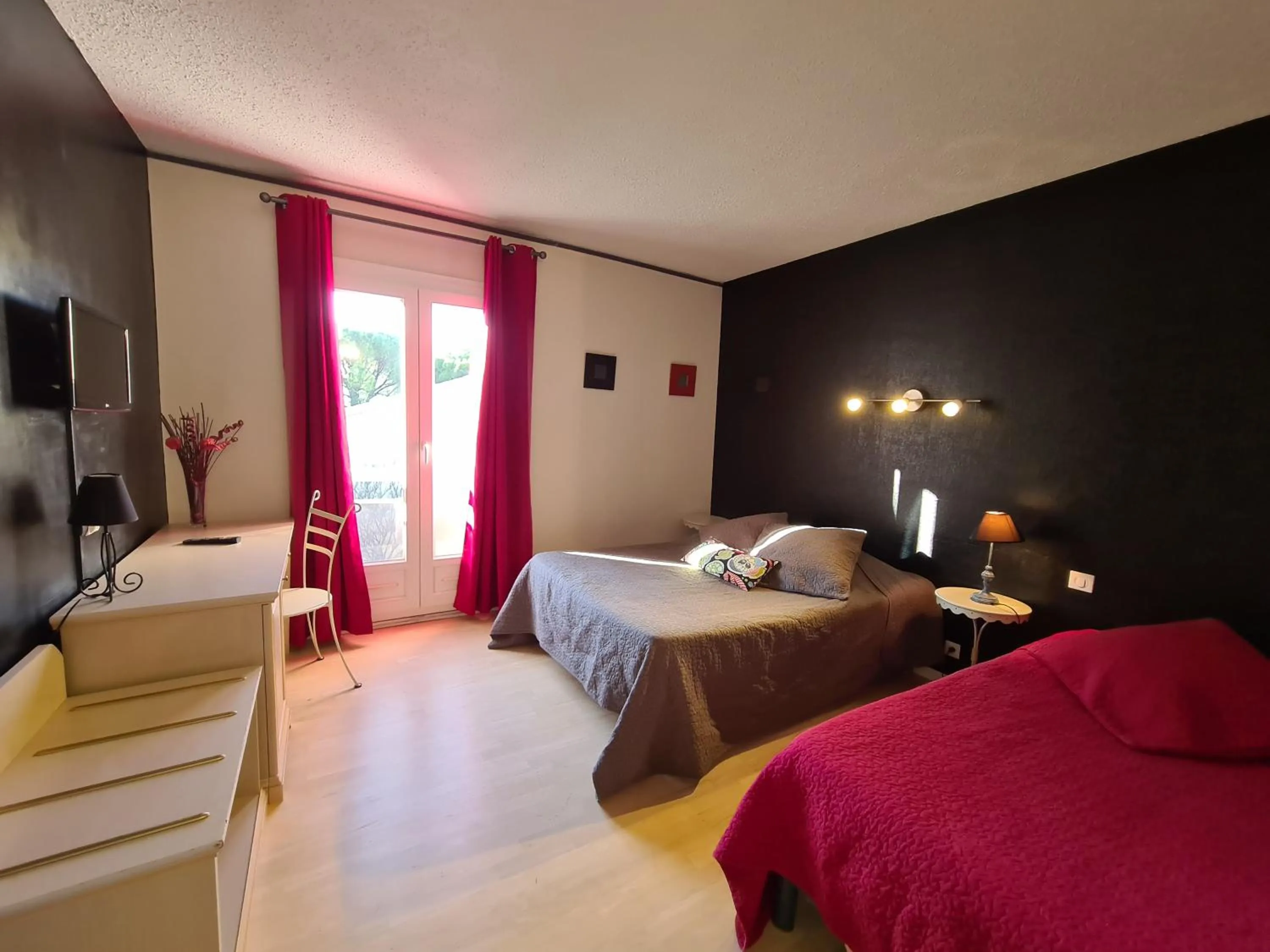 Bedroom, Bed in Hôtel Restaurant Le Mas De L'Olivier