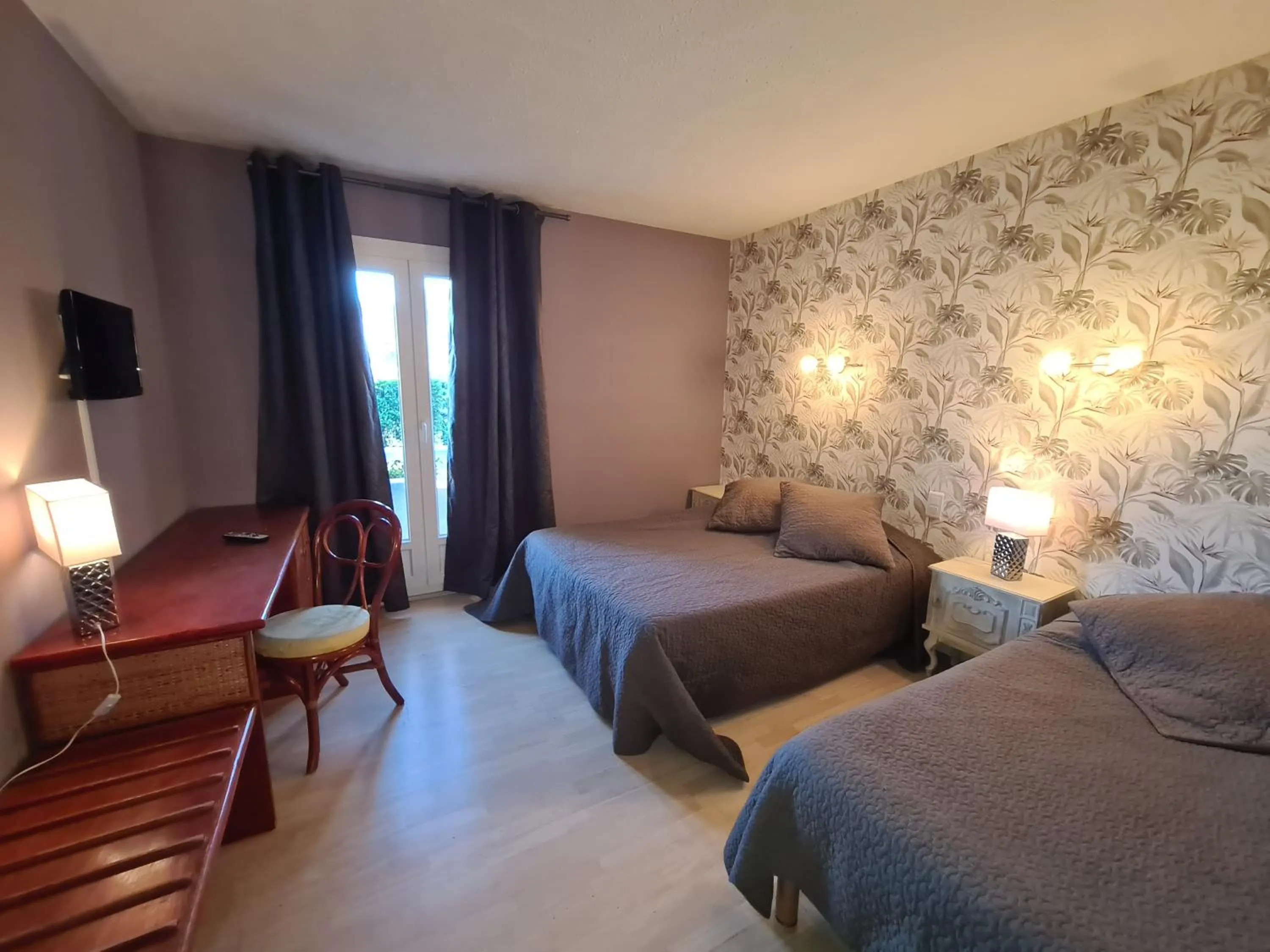 Bedroom, Bed in Hôtel Restaurant Le Mas De L'Olivier