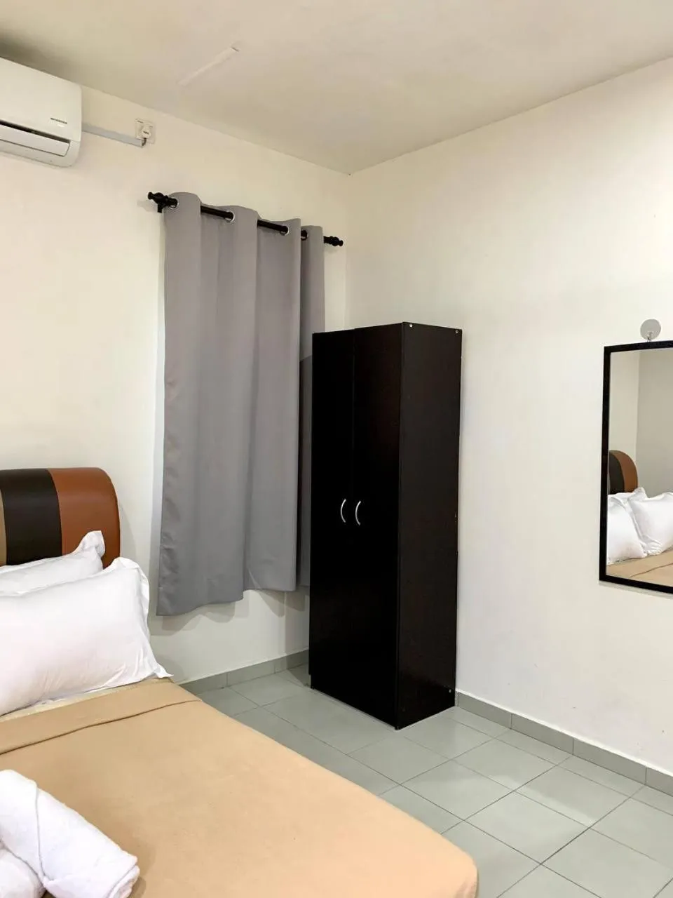 wardrobe, Bed in BB Durio Chalet
