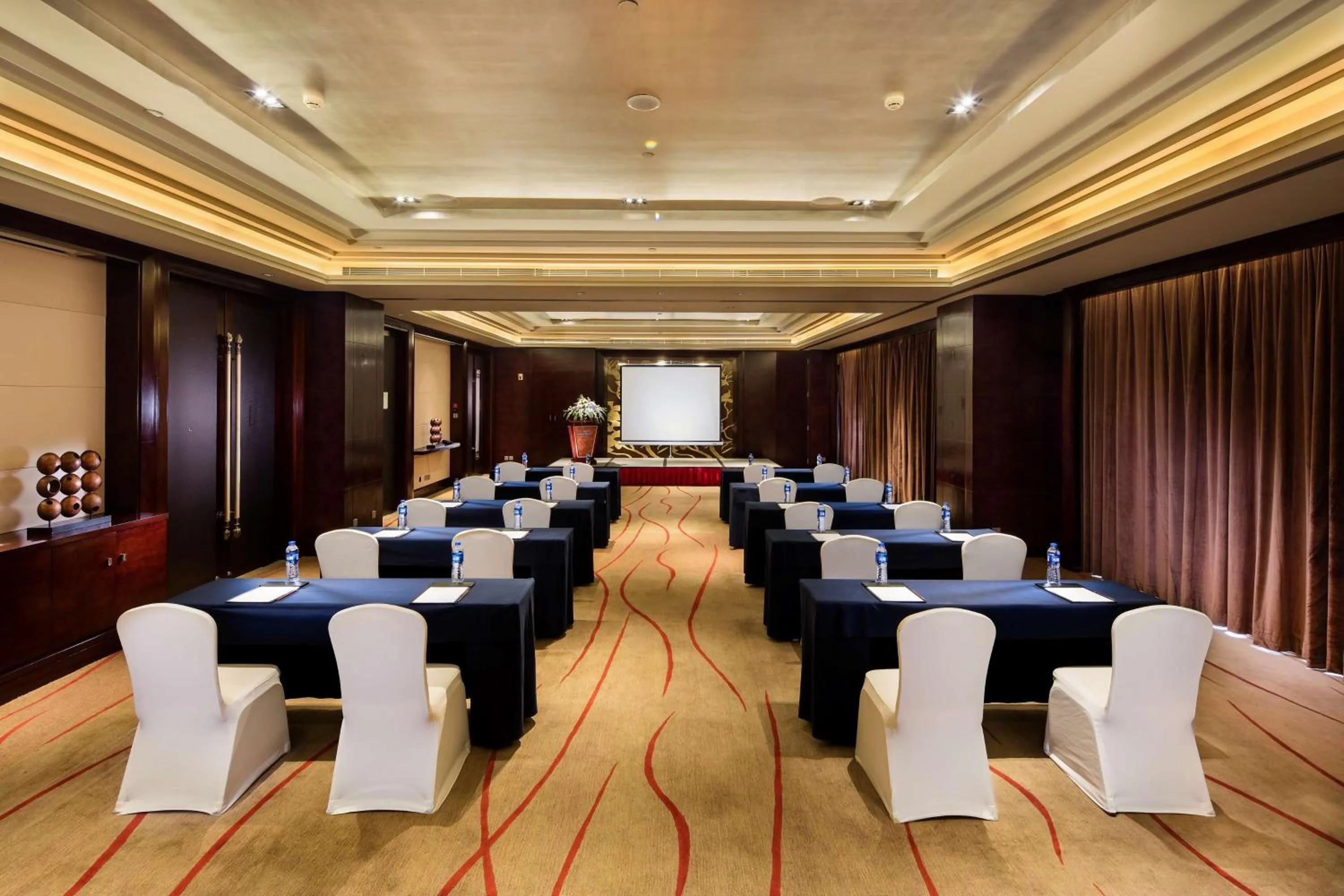 Meeting/conference room in Hilton Xiamen, Lobby Links to Metro&shopping mall, Near train station