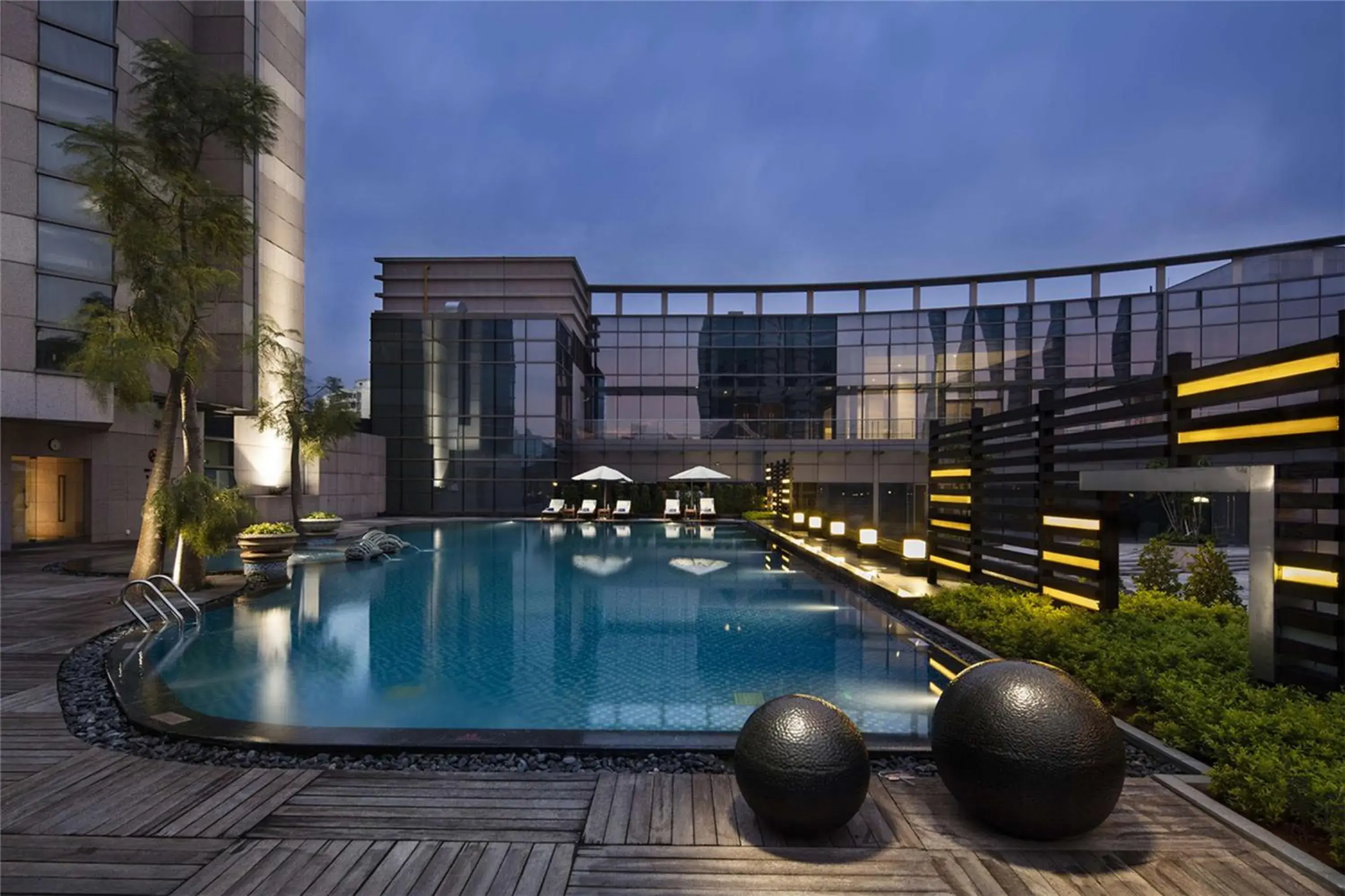 Pool view in Hilton Xiamen, Lobby Links to Metro&shopping mall, Near train station Pool view in Hilton Xiamen, Lobby Links to Metro&shopping mall, Near train station