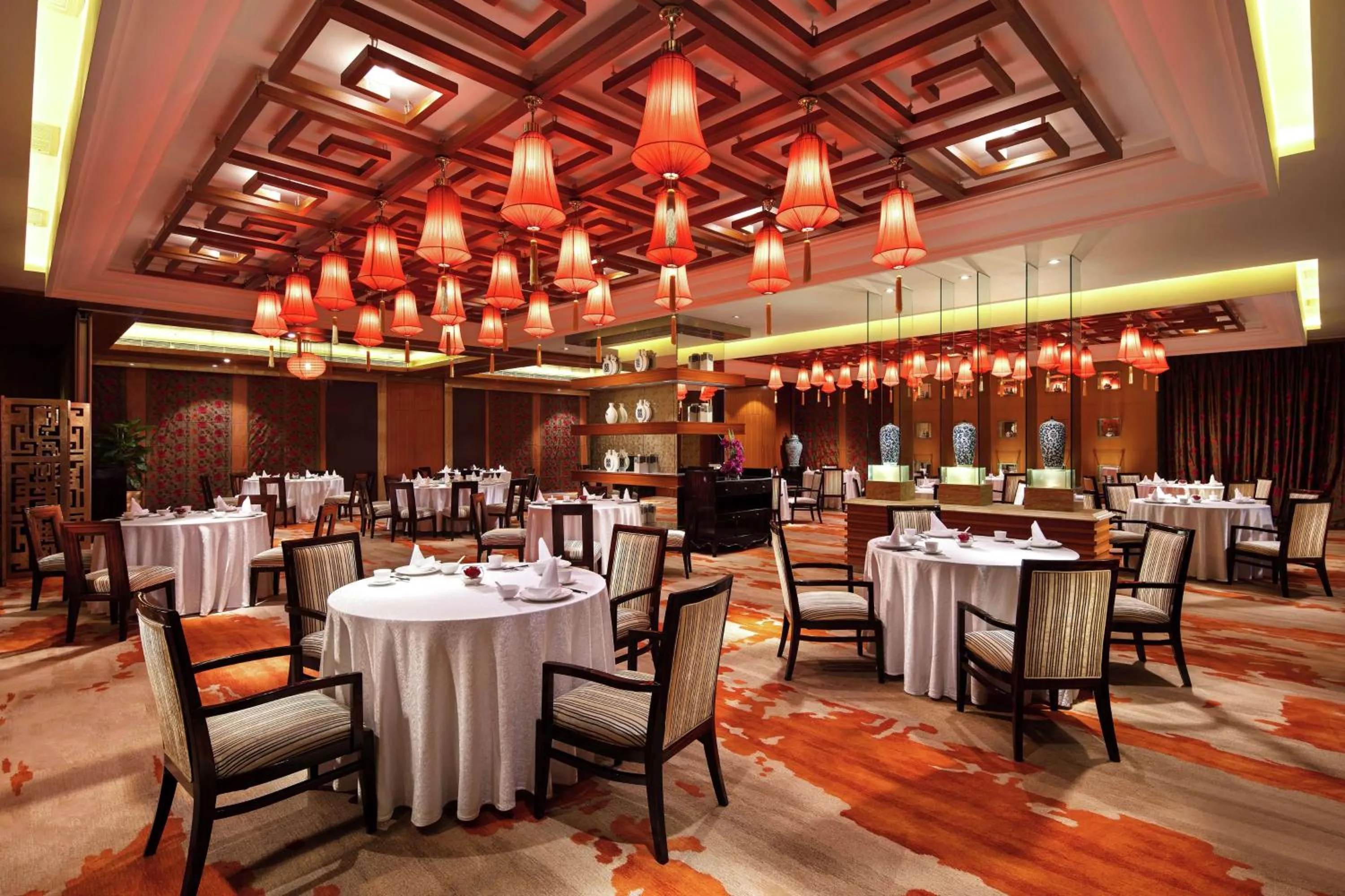 Bed in Hilton Xiamen, Lobby Links to Metro&shopping mall, Near train station