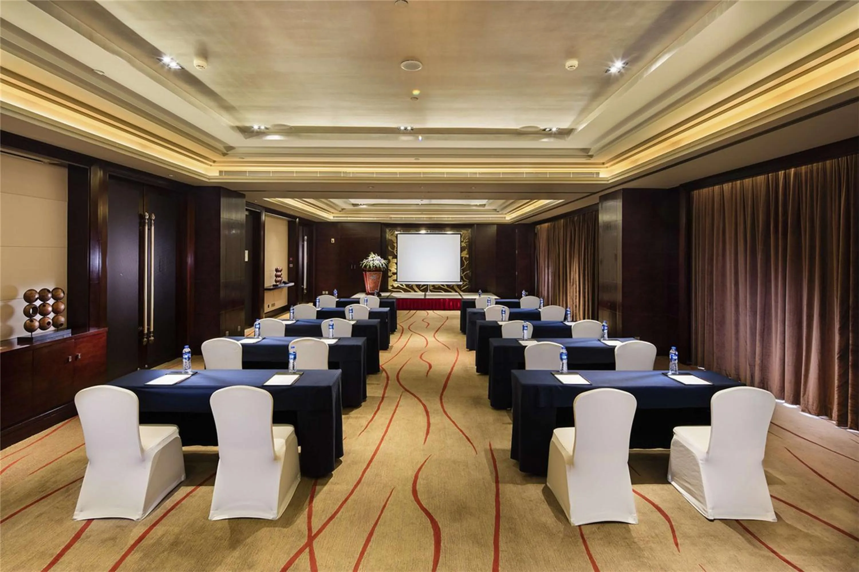 Meeting/conference room in Hilton Xiamen, Lobby Links to Metro&shopping mall, Near train station