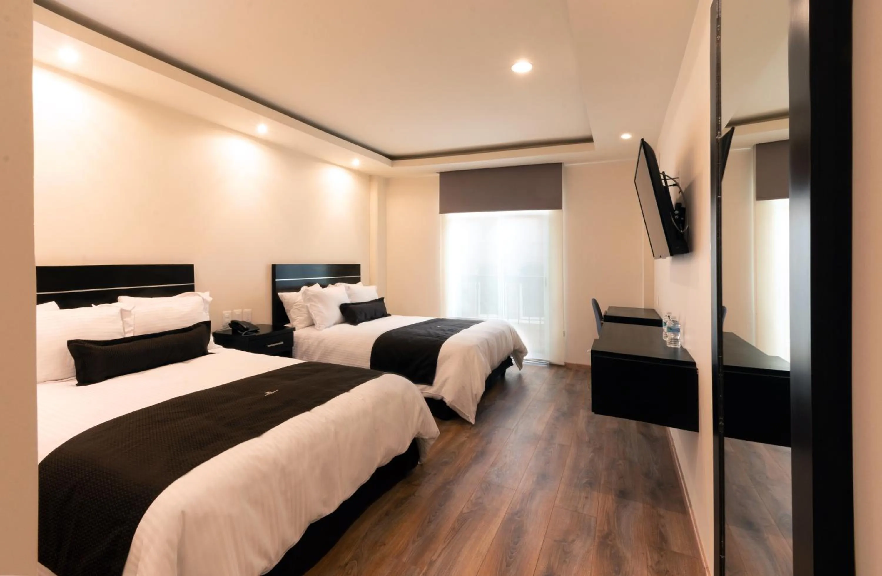 Photo of the whole room, Bed in Sendero Hotel