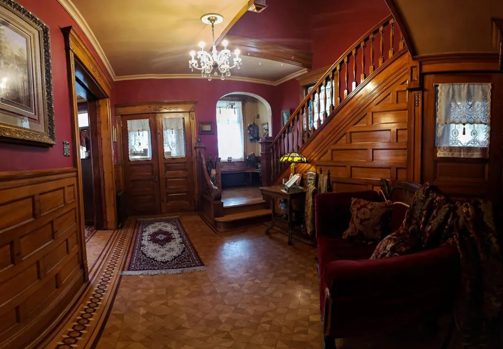 Property building, Seating Area in Linda Sue Manor
