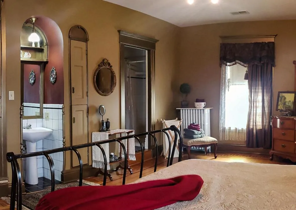Bathroom, Bed in Linda Sue Manor