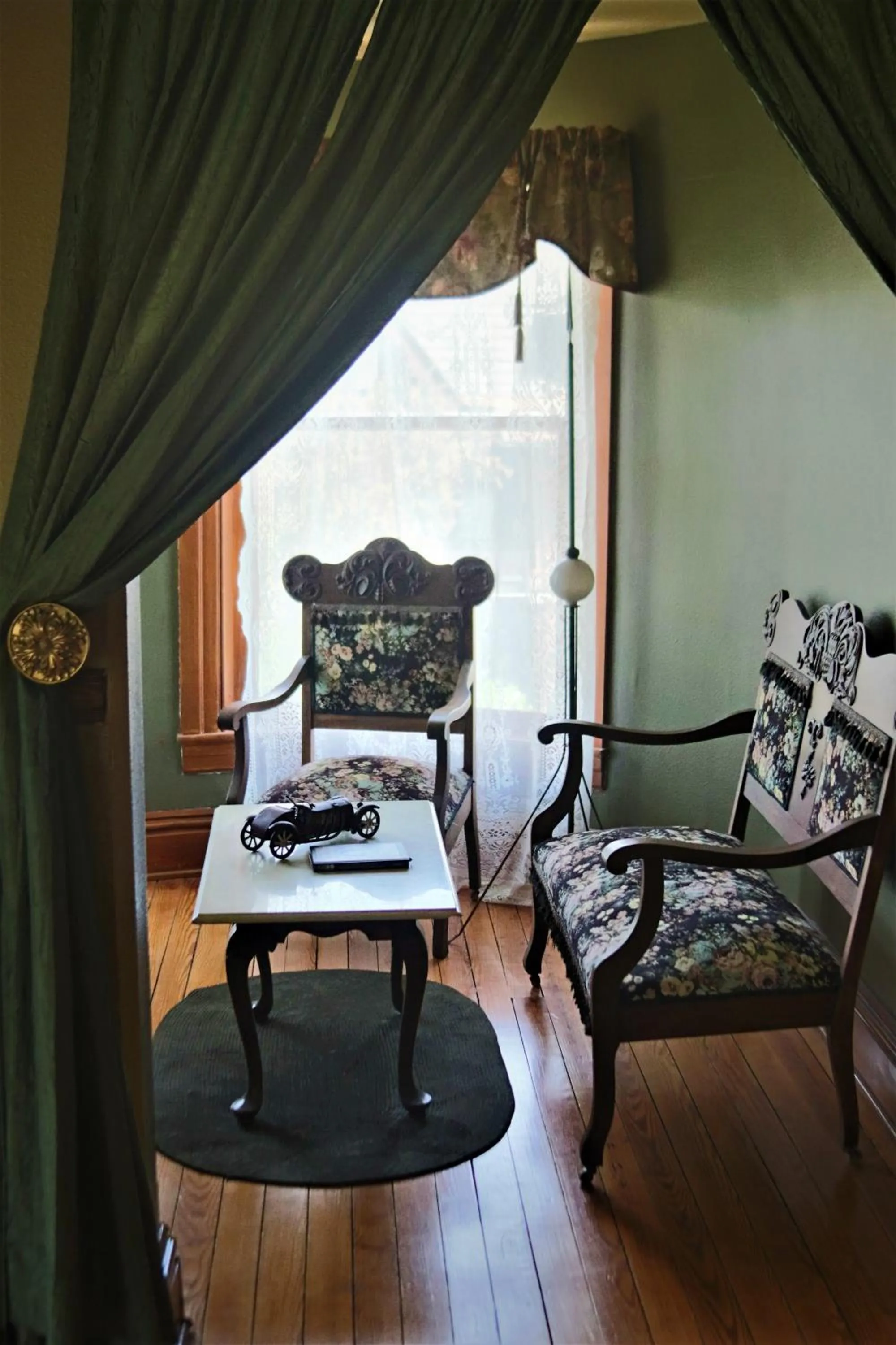 Seating Area in Linda Sue Manor
