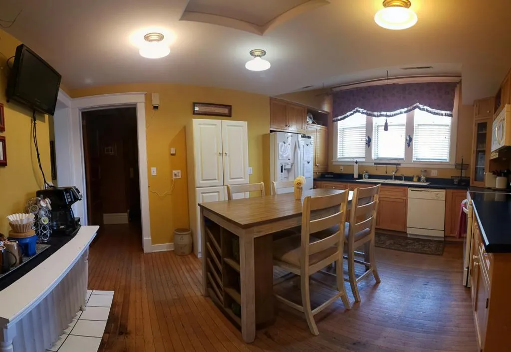 Kitchen or kitchenette, Dining Area in Linda Sue Manor