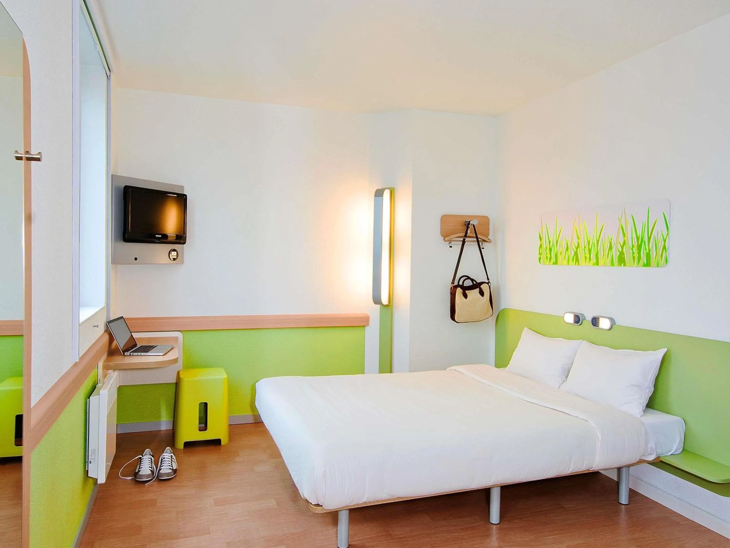 Bedroom, Bed in ibis budget Givet
