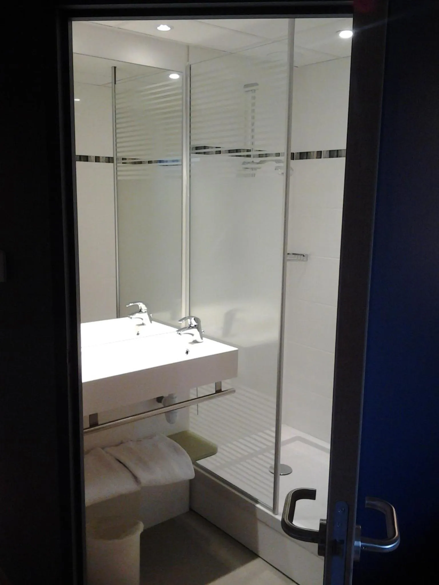 Bathroom in ibis budget Givet