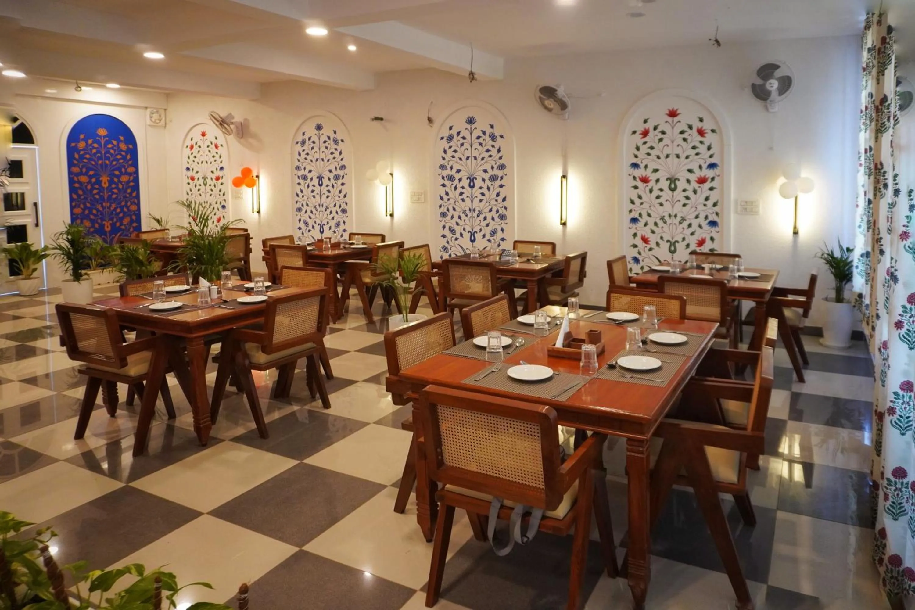 Restaurant/places to eat in Hotel Saif Ranthambhore