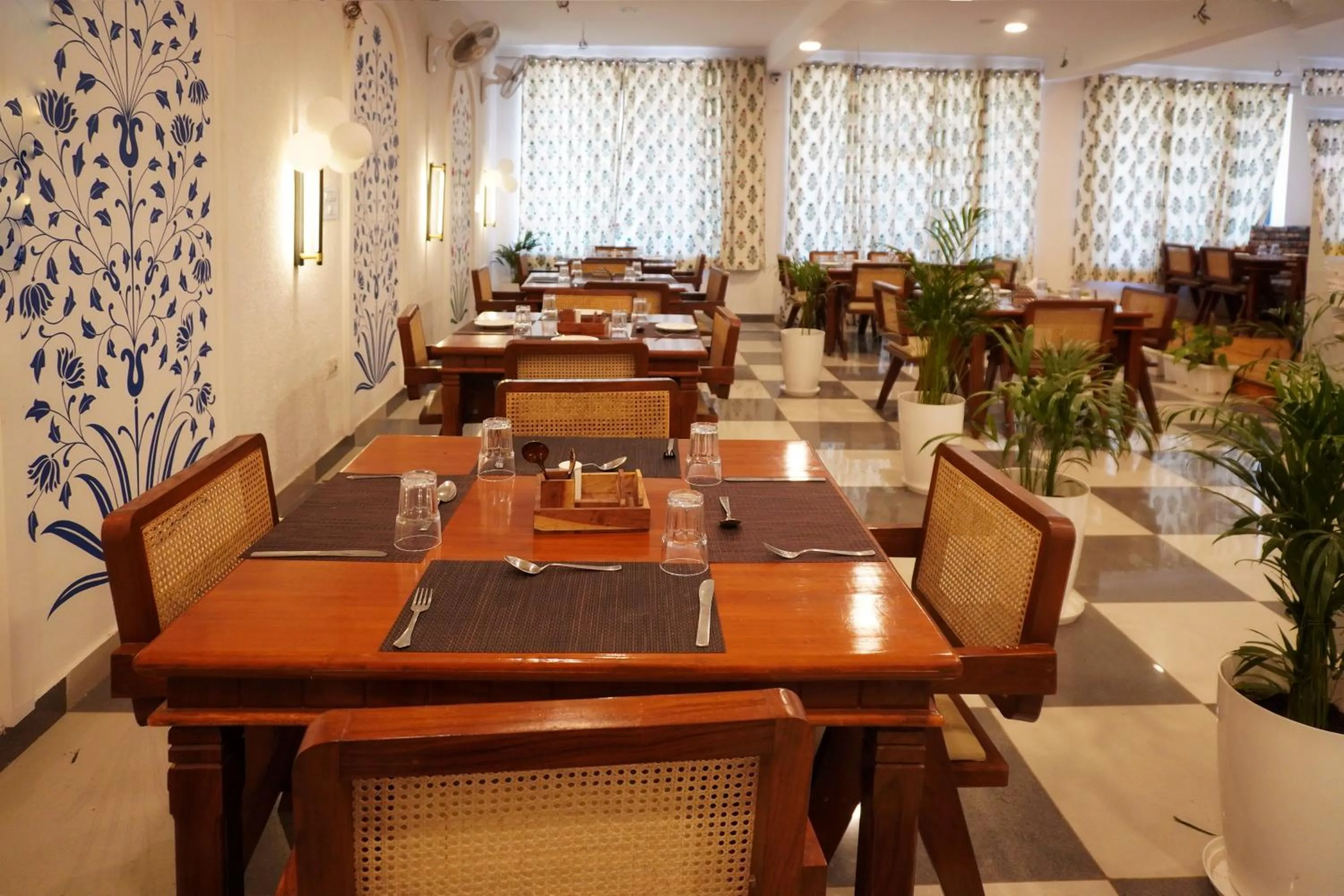 Restaurant/places to eat in Hotel Saif Ranthambhore