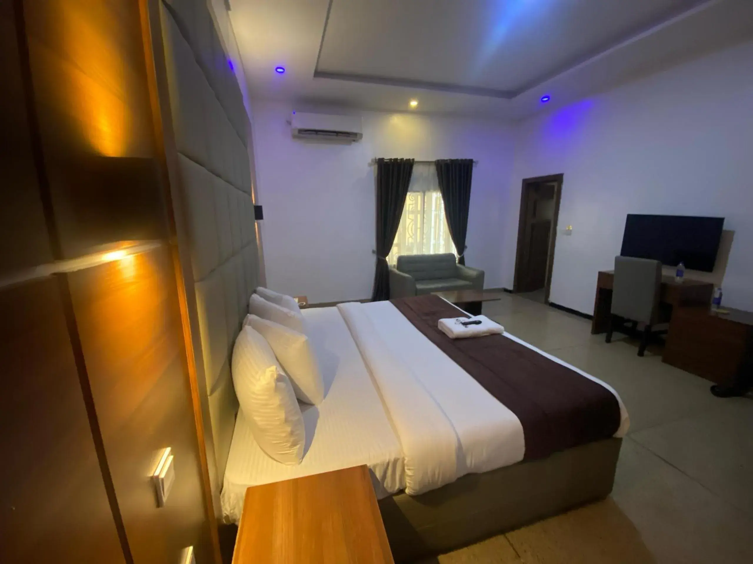 Queen Room - single occupancy in Presken Hotel Castle, Opebi Lagos Queen Room - single occupancy in Presken Hotel Castle, Opebi Lagos