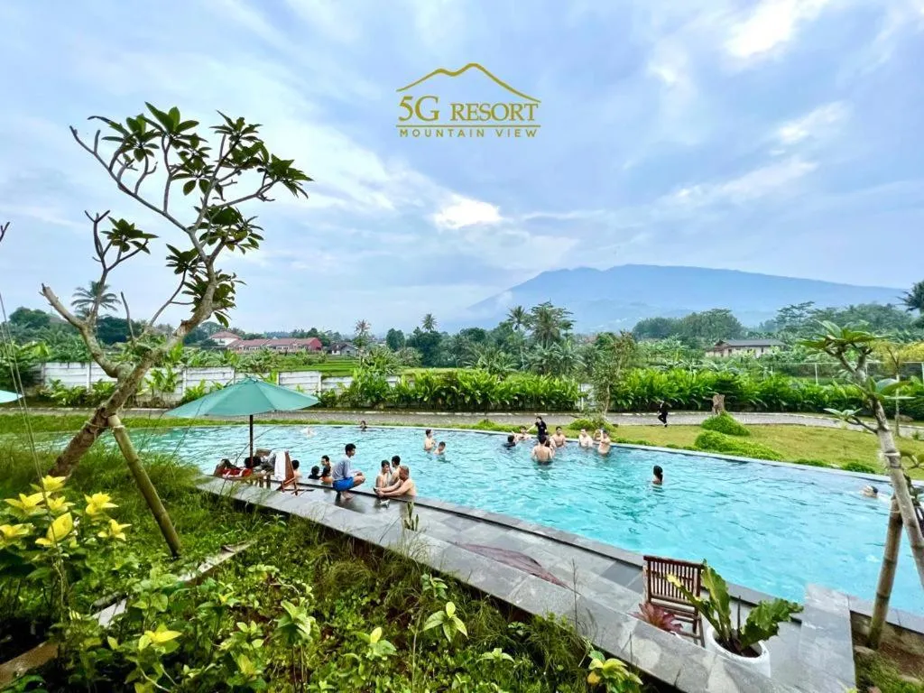 Swimming pool in 5G Resort Cijeruk