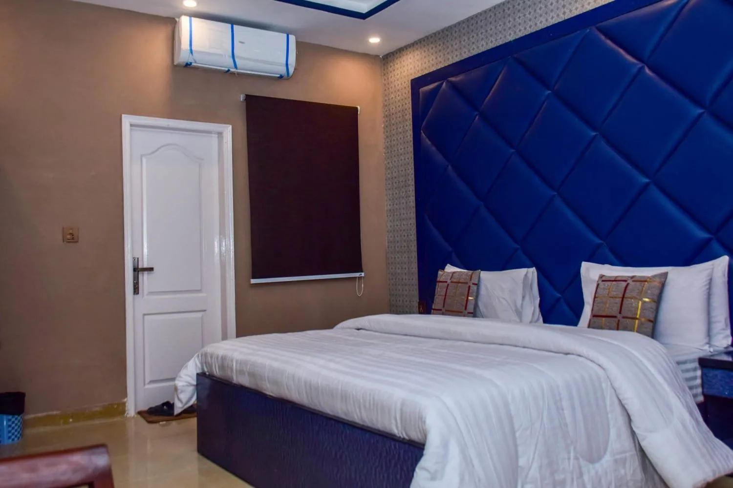 air conditioner, Bed in Clifton Rezidor